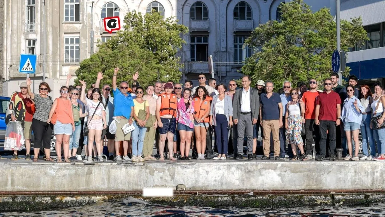 İzmir'de Kartondan Tekneler Yarıştı: Makine Mühendisleri Odası Kazandı!