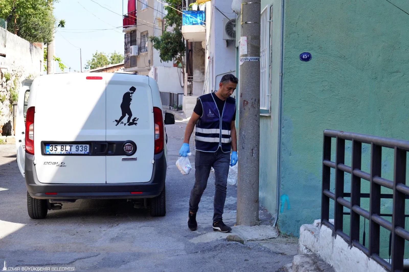 İzmir Büyükşehir Belediyesi, yalnız yaşayan ve yemek yapmakta zorlanan yaşlılar ile engelli bireylere umut oluyor. 