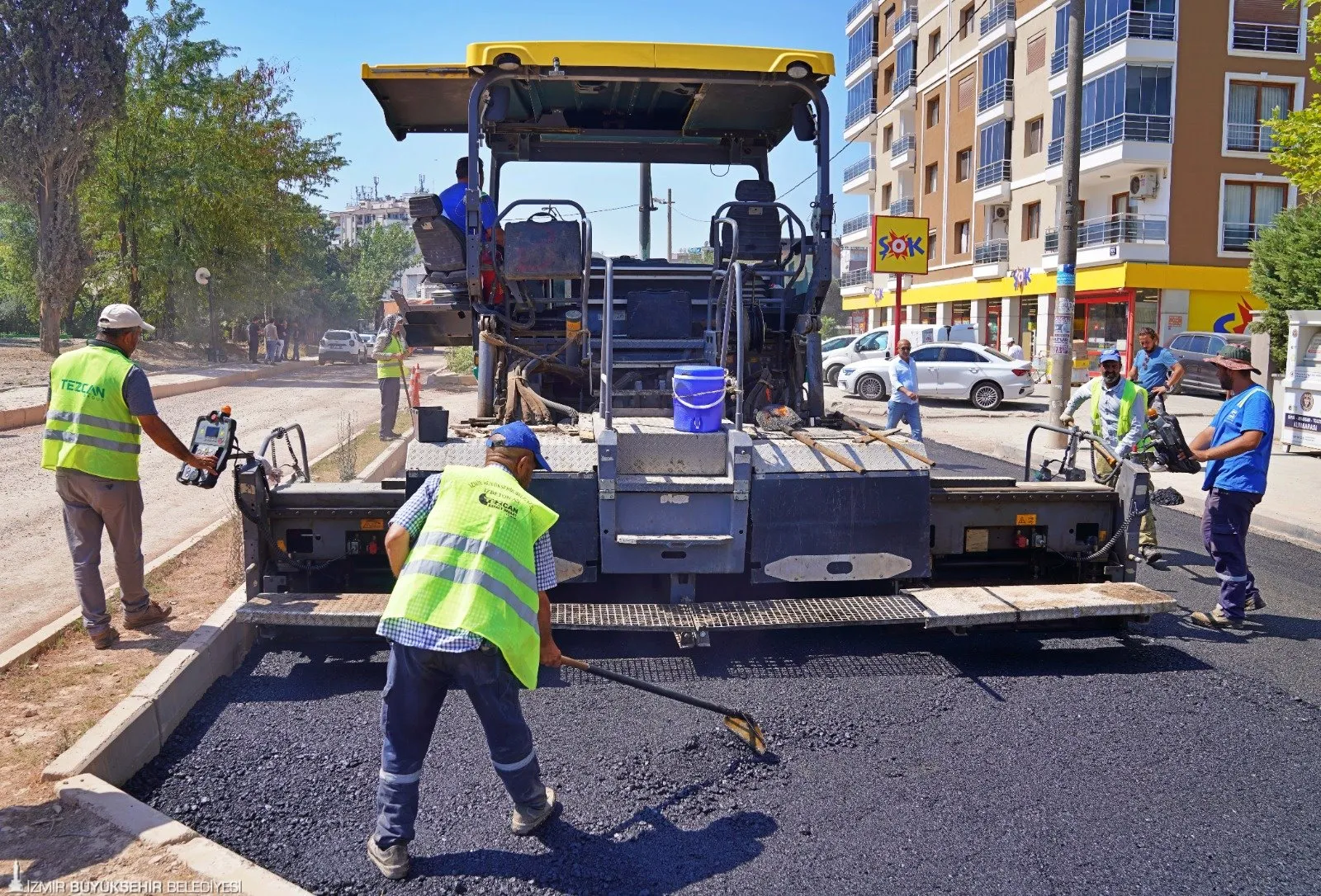 İzmir Büyükşehir Belediyesi, kent genelinde yürütülen altyapı çalışmaları sonrası yolların düzenlenmesi sürecini hızlandırmak için İZBETON ekiplerini devreye soktu. 