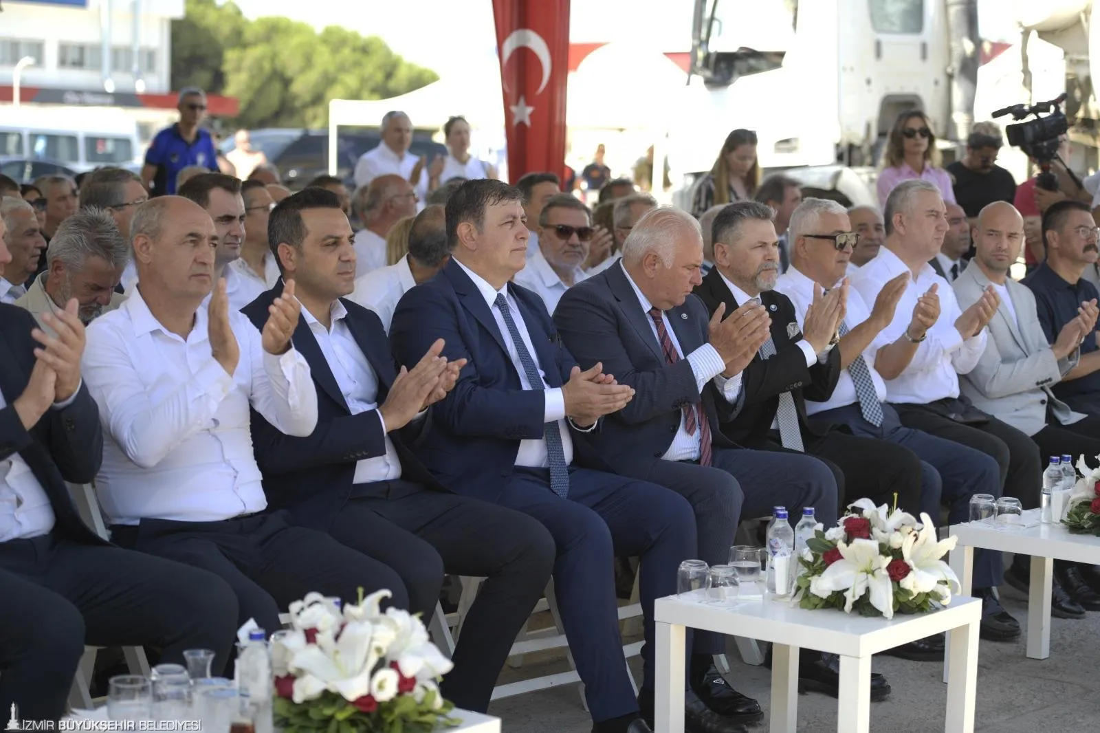 Yangınlara ve acil durumlara hızlı müdahale için İzmir Büyükşehir Belediyesi ve İAOSB iş birliğiyle hayata geçirilen İtfaiye Hizmet Binası'nın temel atma töreni gerçekleşti.