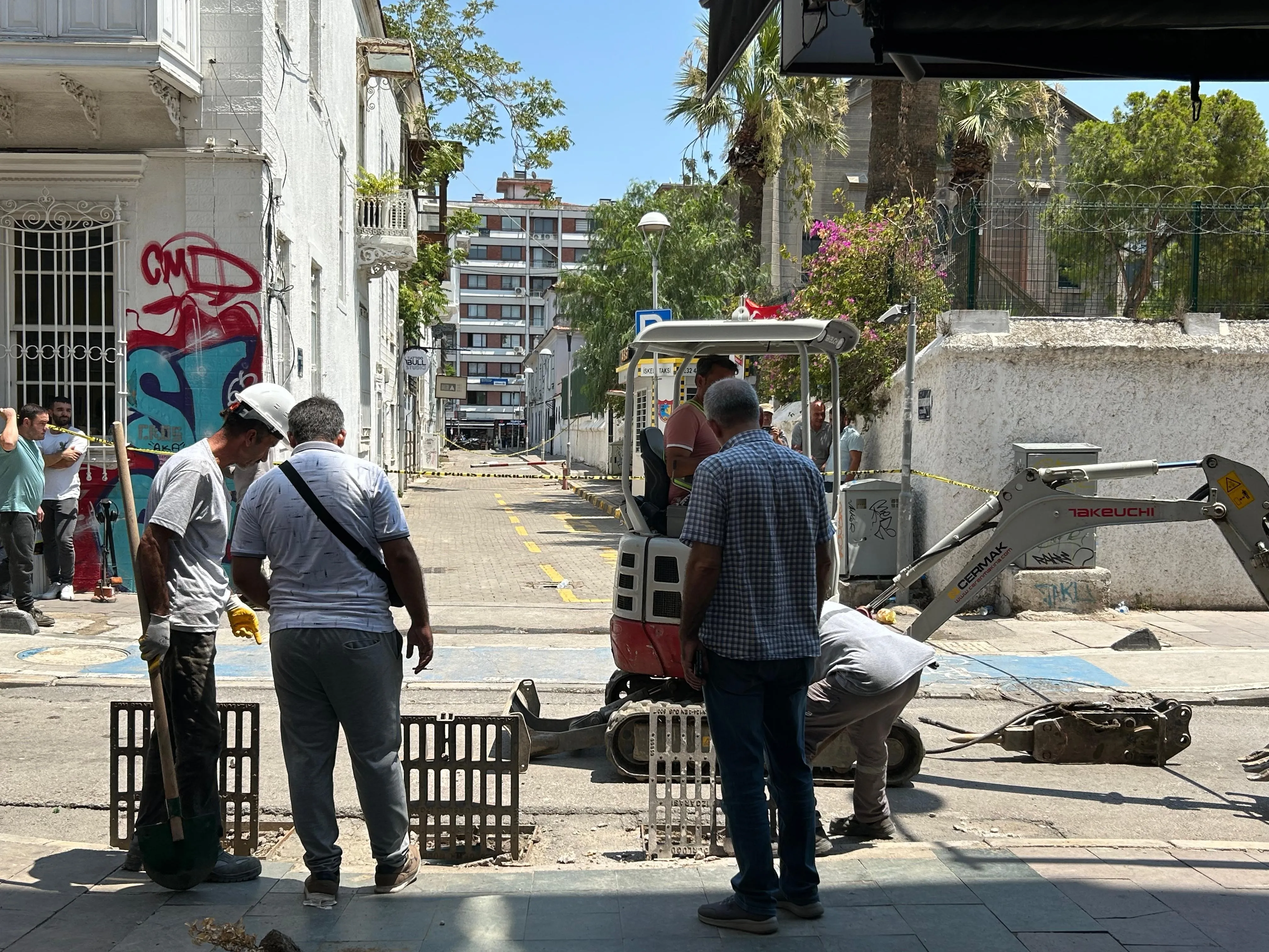 İzmir'in Konak ilçesinde, şiddetli yağmur sırasında yolun karşısına geçmeye çalışan Özge Ceren Deniz ve İnanç Öktemay elektrik akımına kapılarak hayatını kaybetti.