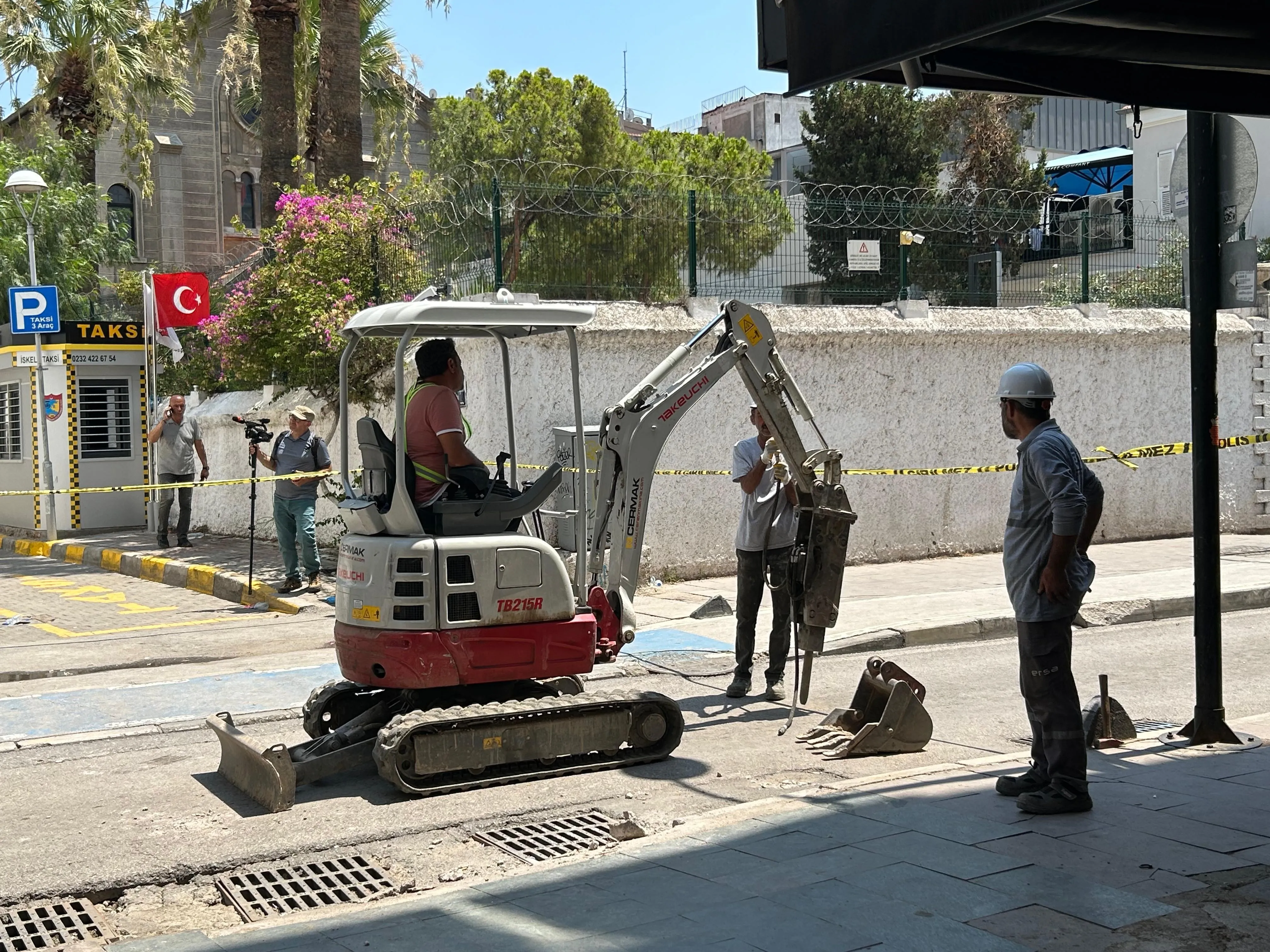 İzmir'in Konak ilçesinde, şiddetli yağmur sırasında yolun karşısına geçmeye çalışan Özge Ceren Deniz ve İnanç Öktemay elektrik akımına kapılarak hayatını kaybetti.