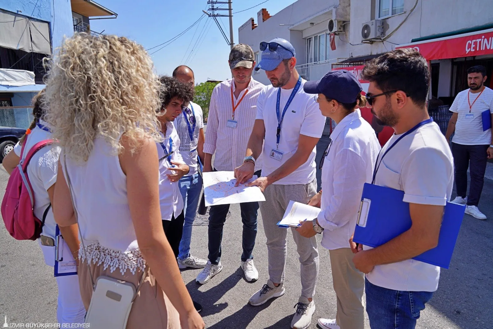 İzmir Büyükşehir Belediyesi, kentin hizmet bekleyen mahallelerinde sorunları yerinde tespit etmek ve çözüme kavuşturmak için İzmir SAHA (Sokakta Analiz Hizmette Adalet) ekiplerini kurdu. 