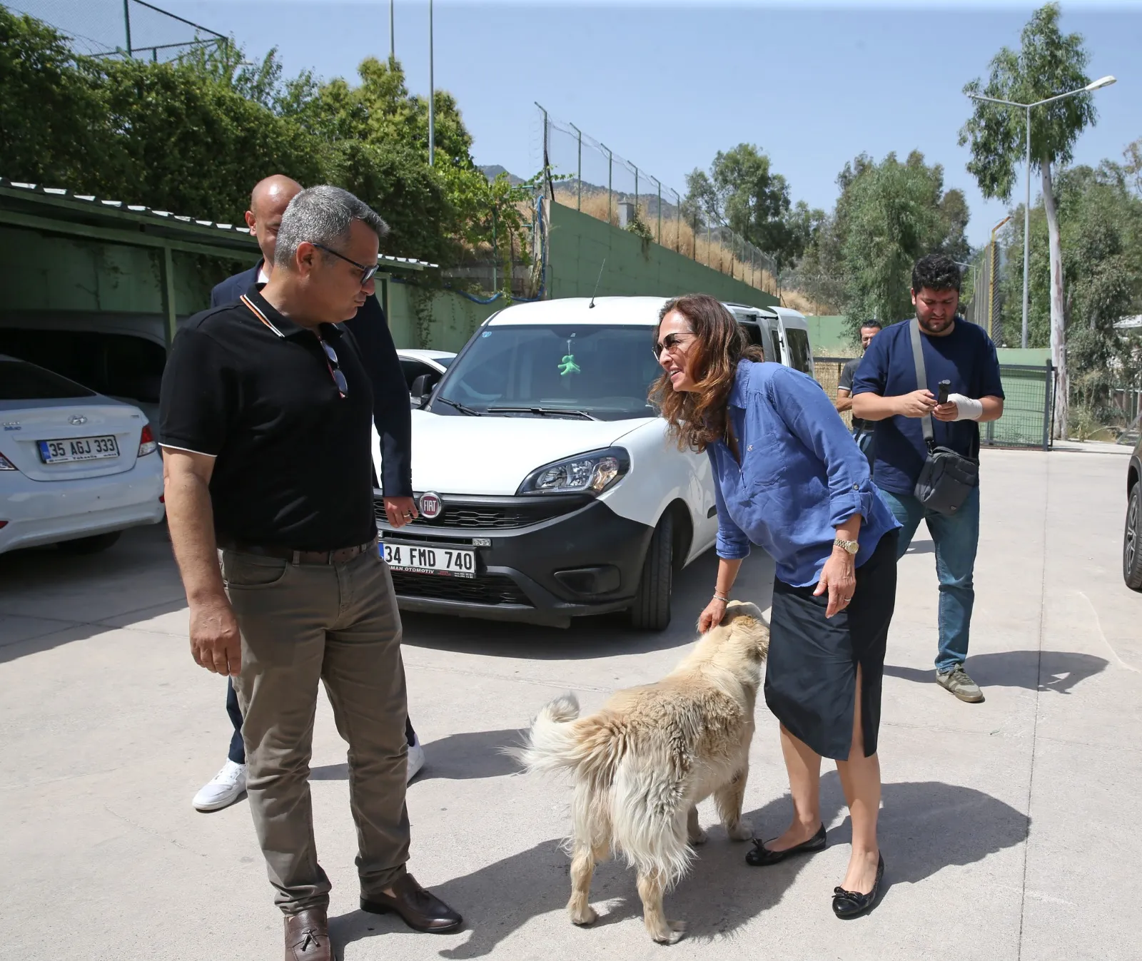 Karşıyaka Belediye Başkanı Yıldız Ünsal, Örnekköy Geçici Köpek Bakımevi’ni ziyaret ederek mevcut şartlar hakkında bilgi aldı ve iyileştirmeler için çalışmalar yapacaklarını belirtti.