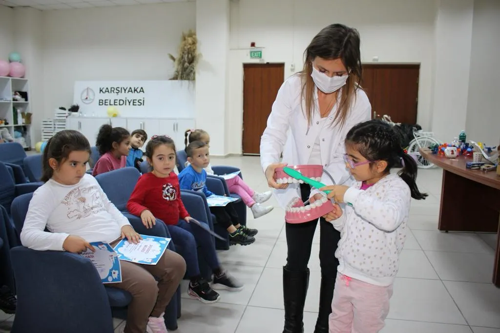 Karşıyaka Belediyesi, hasta nakil ambulansı ve poliklinik hizmetleri gibi sağlık alanındaki çeşitli uygulamalarıyla 6 ayda 10 binden fazla vatandaşa ulaştı