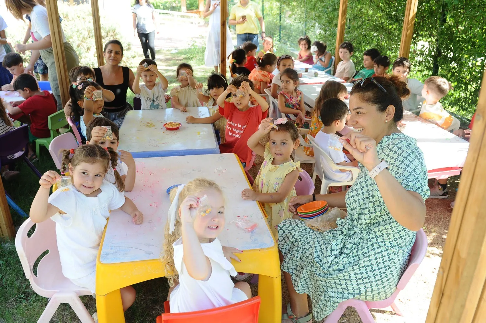 Karşıyaka Belediyesi, gıda krizine karşı farkındalık yaratmak için anaokullarında tohum ekimi etkinliği düzenledi.