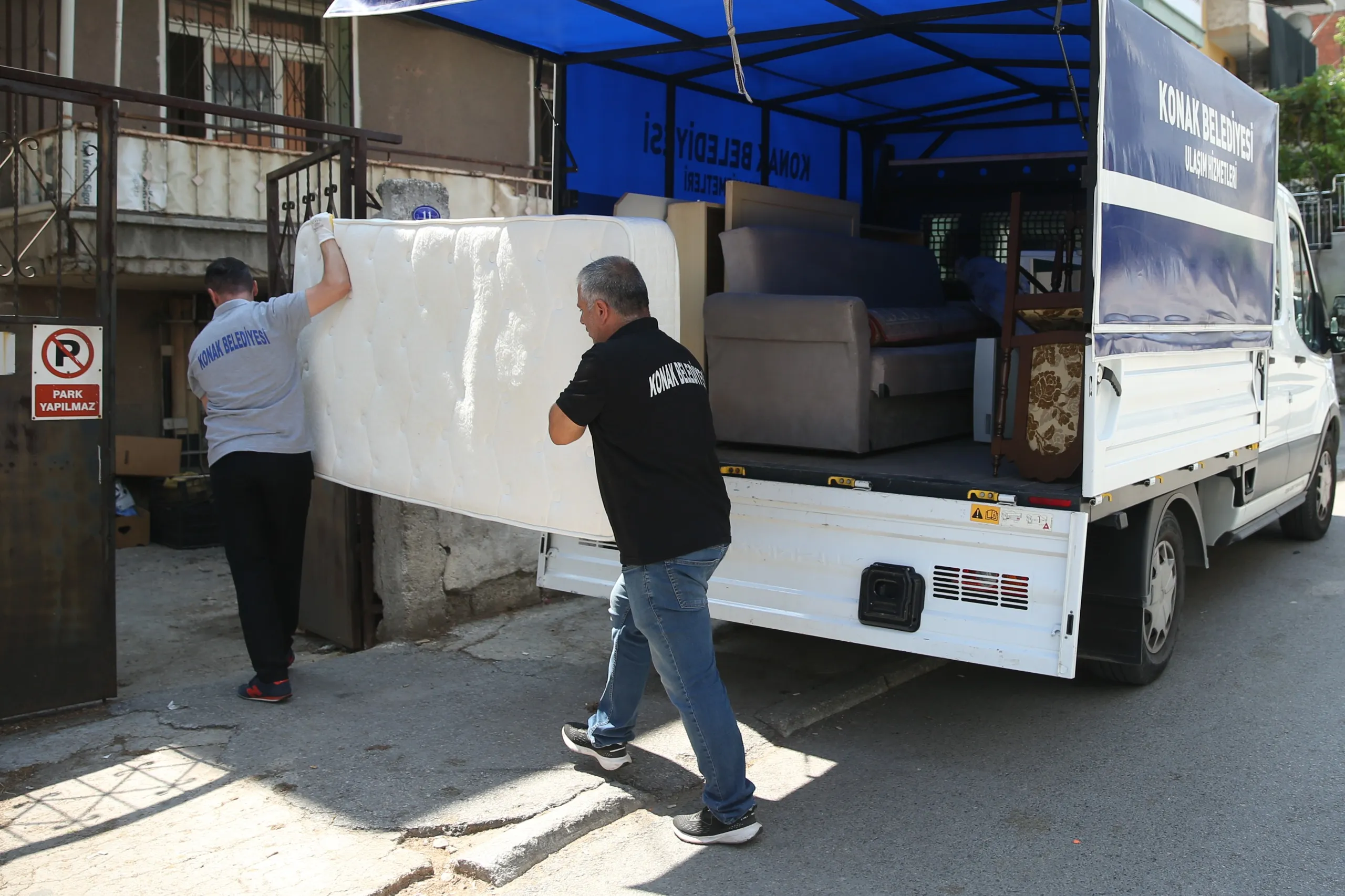 Konak Belediyesi'nin İkinci El Eşya Hattı ile Konaklı komşular arasındaki dayanışma güçleniyor. Kullanılabilir durumdaki ihtiyaç fazlası beyaz eşya ve mobilyalar, ihtiyaç sahiplerine ulaştırılıyor.