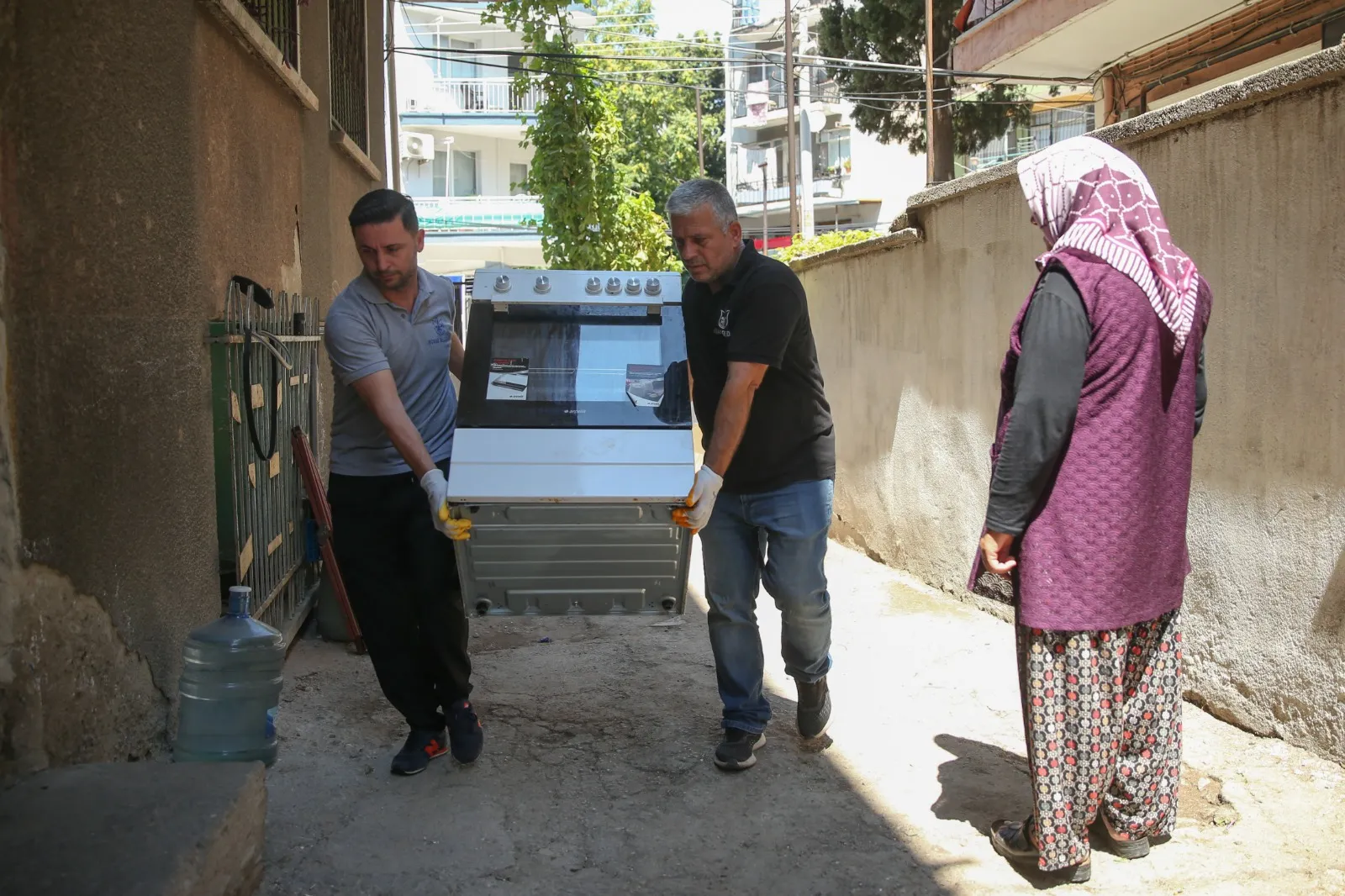 Konak Belediyesi'nin İkinci El Eşya Hattı ile Konaklı komşular arasındaki dayanışma güçleniyor. Kullanılabilir durumdaki ihtiyaç fazlası beyaz eşya ve mobilyalar, ihtiyaç sahiplerine ulaştırılıyor.