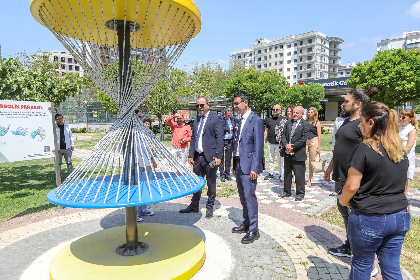 Kuzey Kıbrıs Türk Cumhuriyeti'nin başkenti Lefkoşa Türk Belediyesi Başkanı Mehmet Harmancı, Bayraklı Belediye Başkanı İrfan Önal'ı ziyaret etti.