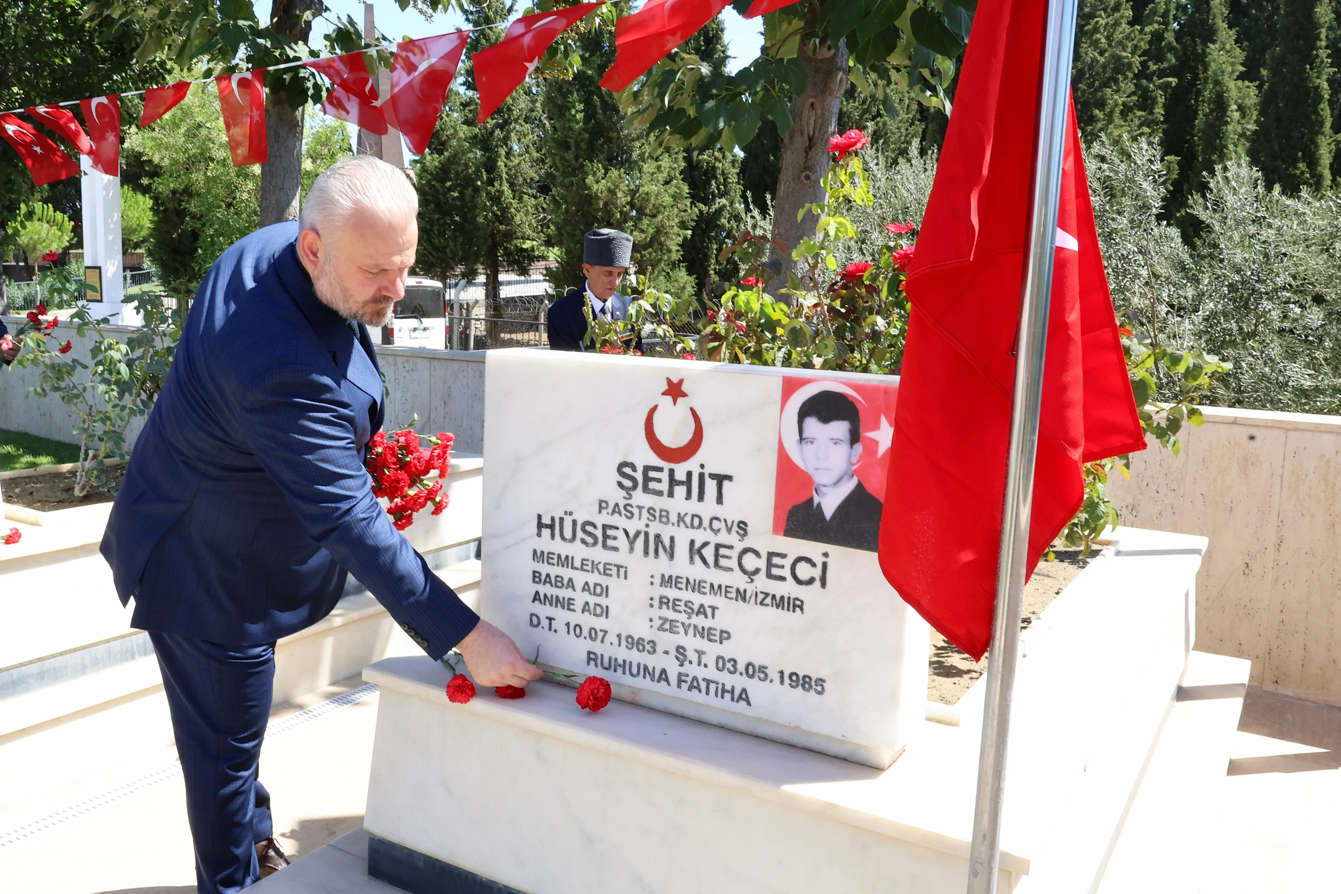 Menemen'de 15 Temmuz Milli Birlik ve Demokrasi Günü, Yıldıztepe Şehitliği'nde düzenlenen törenle coşkuyla kutlandı. 