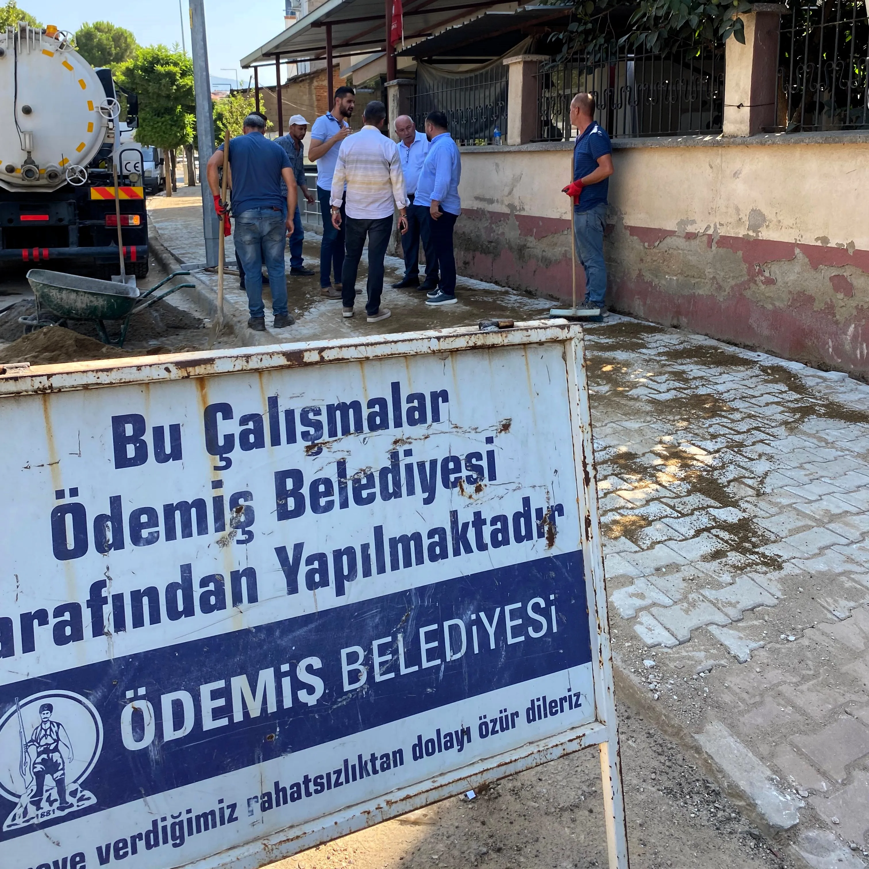 Türkmen Mahallesi'nde bozuk yollar onarılıyor, Barbaros Caddesi'nde kilit parke taş çalışmaları devam ediyor.