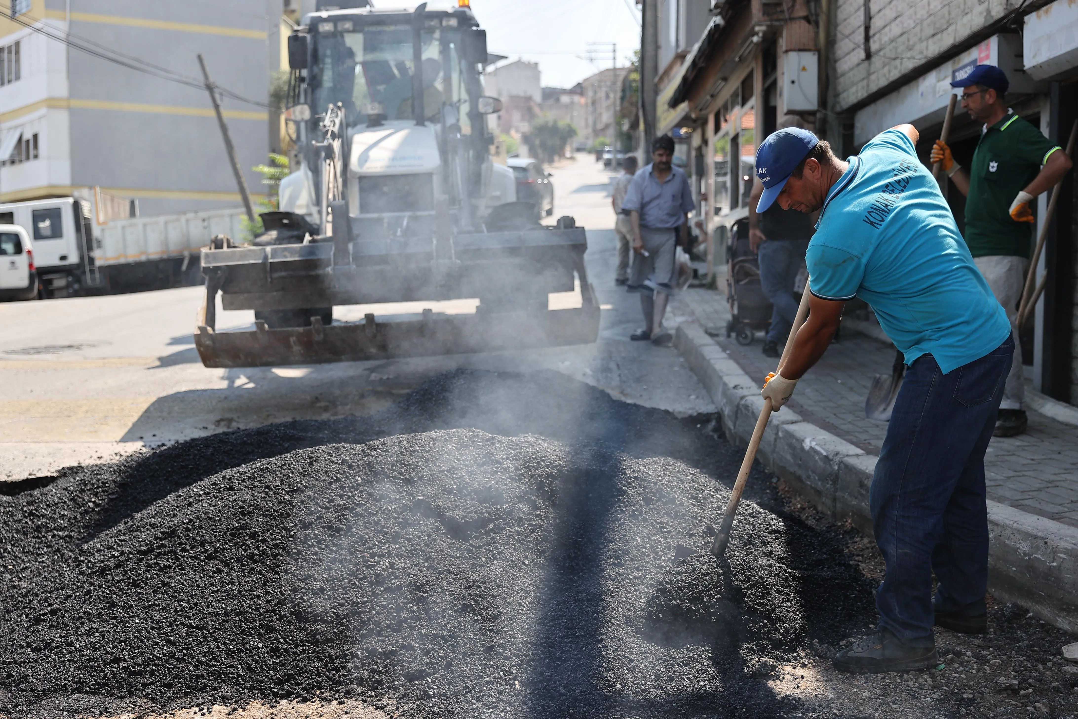 İzmir'de etkili olan sağanak yağışın ardından Konak Belediye Başkanı Nilüfer Çınarlı Mutlu, gece geç saatlere kadar sahada incelemelerde bulundu ve vatandaşlara geçmiş olsun ziyaretinde bulundu.