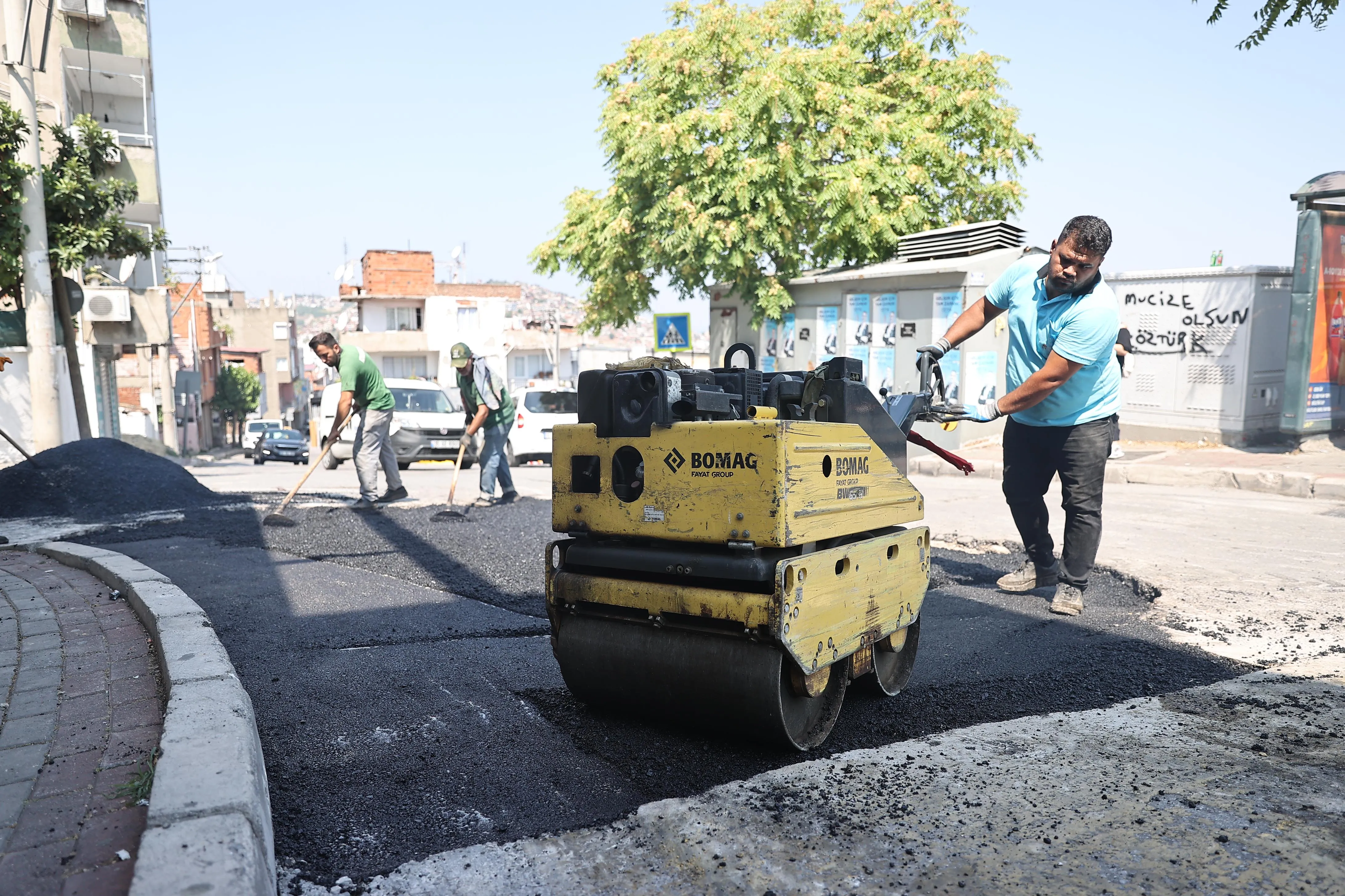 İzmir'de etkili olan sağanak yağışın ardından Konak Belediye Başkanı Nilüfer Çınarlı Mutlu, gece geç saatlere kadar sahada incelemelerde bulundu ve vatandaşlara geçmiş olsun ziyaretinde bulundu.