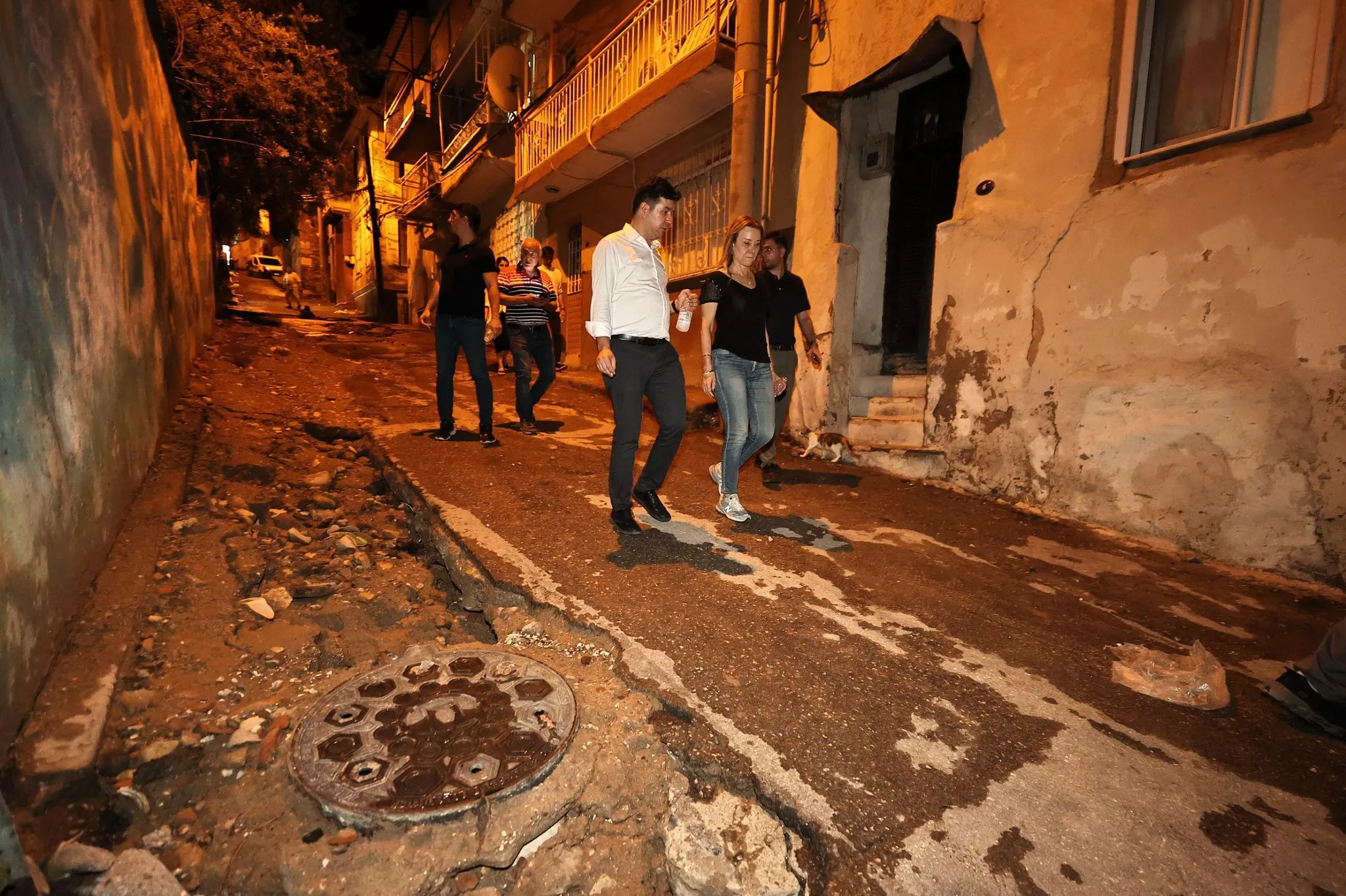 İzmir'de etkili olan sağanak yağışın ardından Konak Belediye Başkanı Nilüfer Çınarlı Mutlu, gece geç saatlere kadar sahada incelemelerde bulundu ve vatandaşlara geçmiş olsun ziyaretinde bulundu.