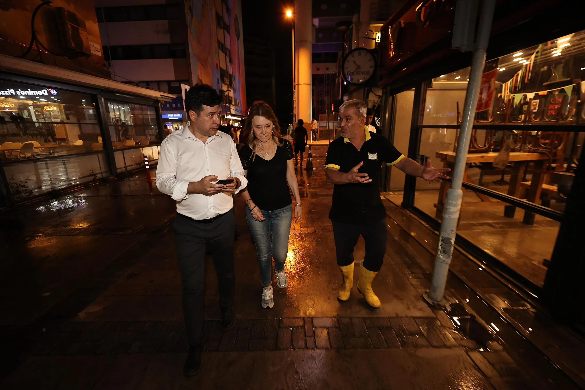 İzmir'de etkili olan sağanak yağışın ardından Konak Belediye Başkanı Nilüfer Çınarlı Mutlu, gece geç saatlere kadar sahada incelemelerde bulundu ve vatandaşlara geçmiş olsun ziyaretinde bulundu.