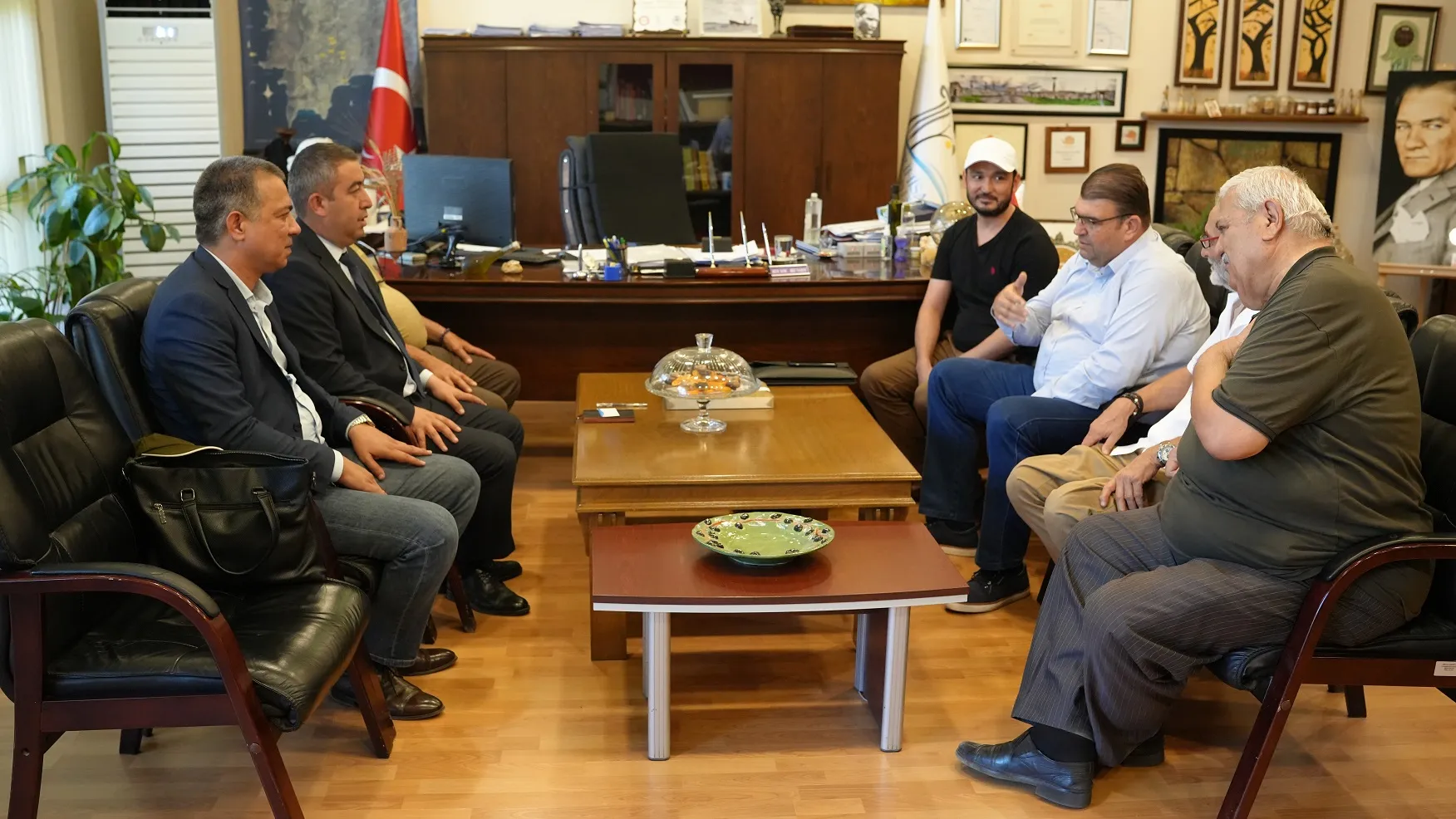 Özbekistan'ın Semerkant Vilayeti'nden Payarık Belediye Başkanı Seferihisar'ı Ziyaret Etti