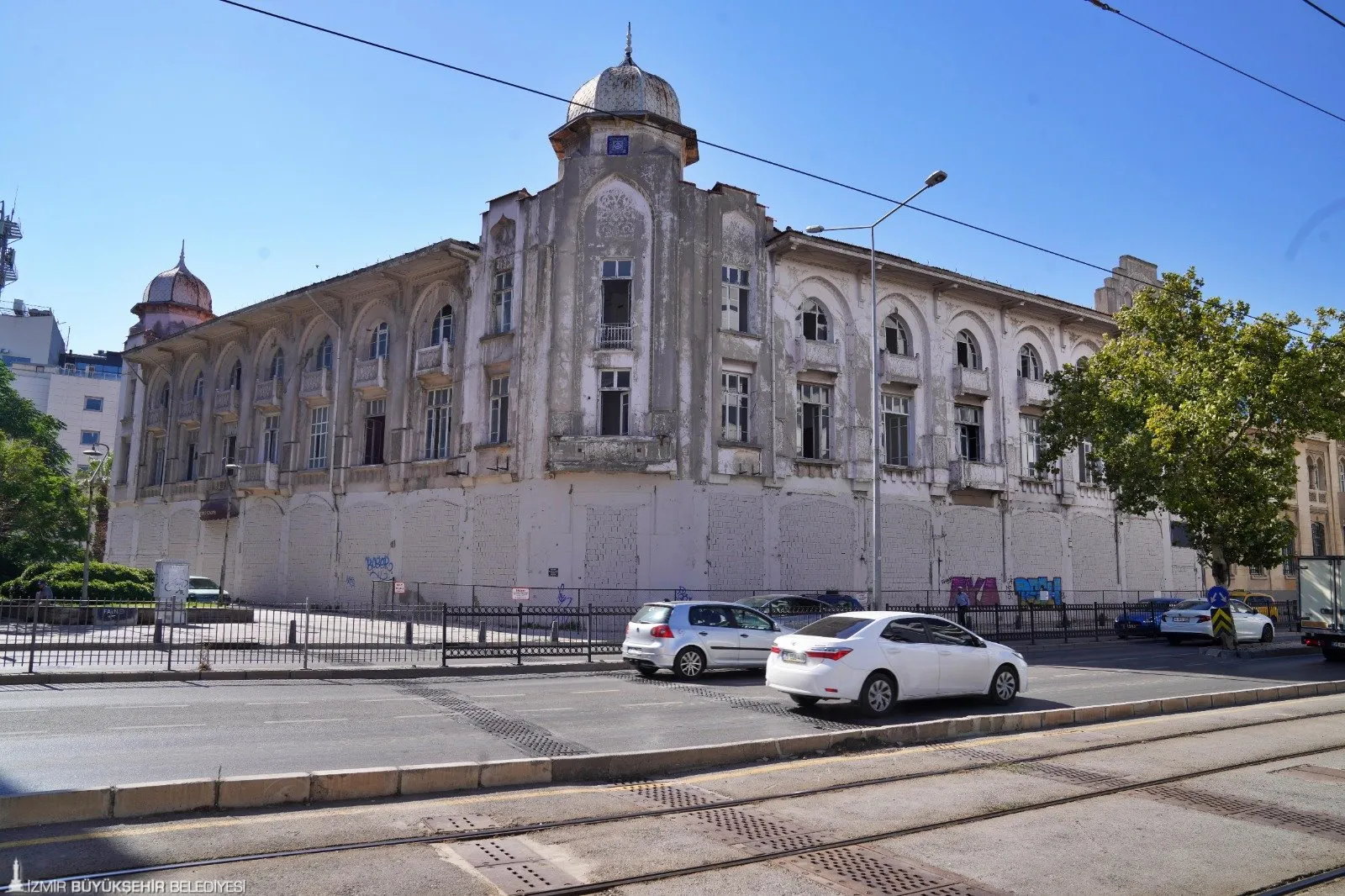 İzmir Büyükşehir Belediyesi, kentin tarihi simgelerinden biri olan Büyük Kardiçalı Han'ı kamulaştırma kararı aldı. 