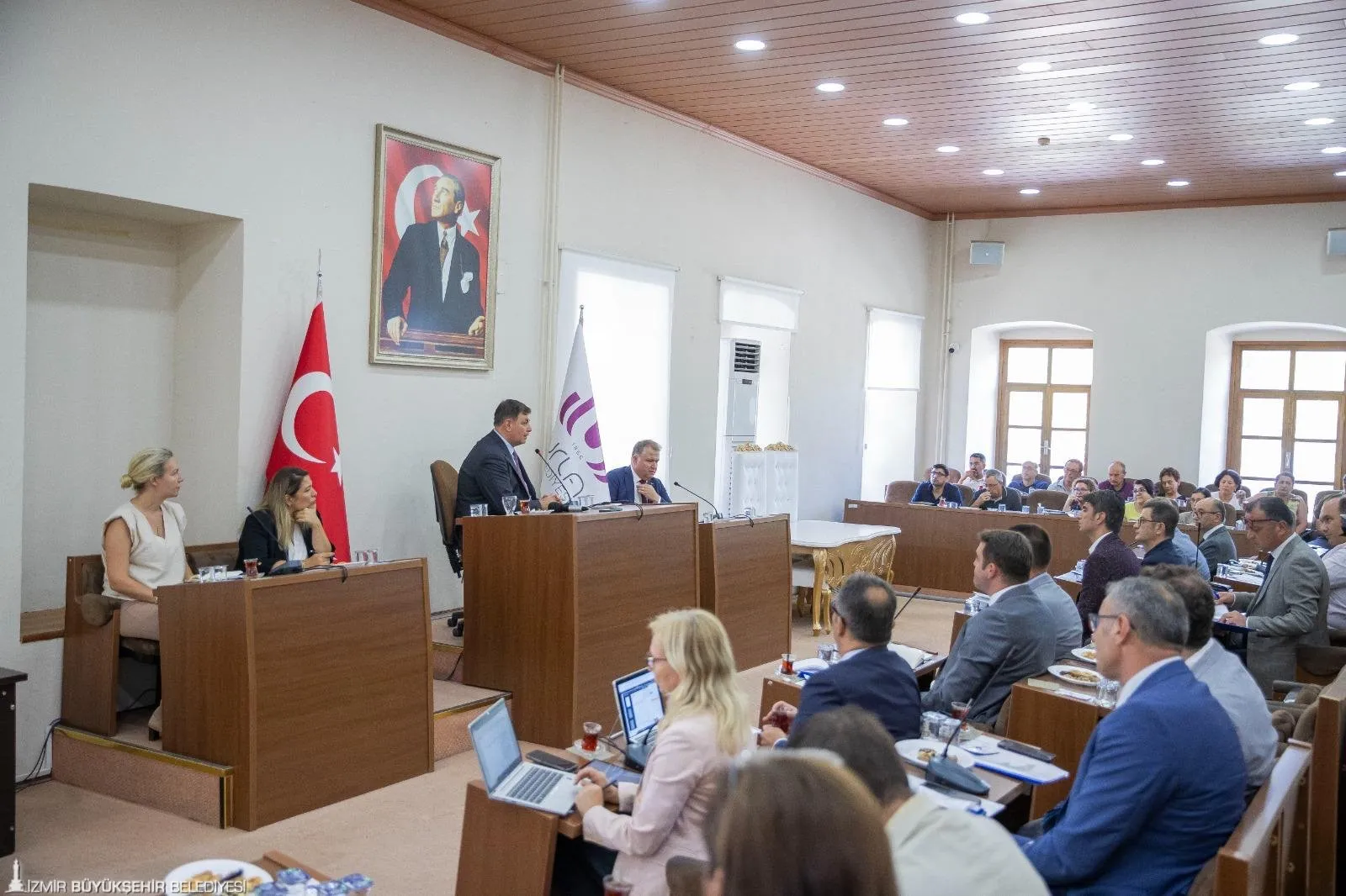 İzmir Büyükşehir Belediye Başkanı Dr. Cemil Tugay, Urla'da düzenlediği koordinasyon toplantısında ilçenin gastronomi ve kültür-sanat alanında öne çıkması için önemli açıklamalarda bulundu