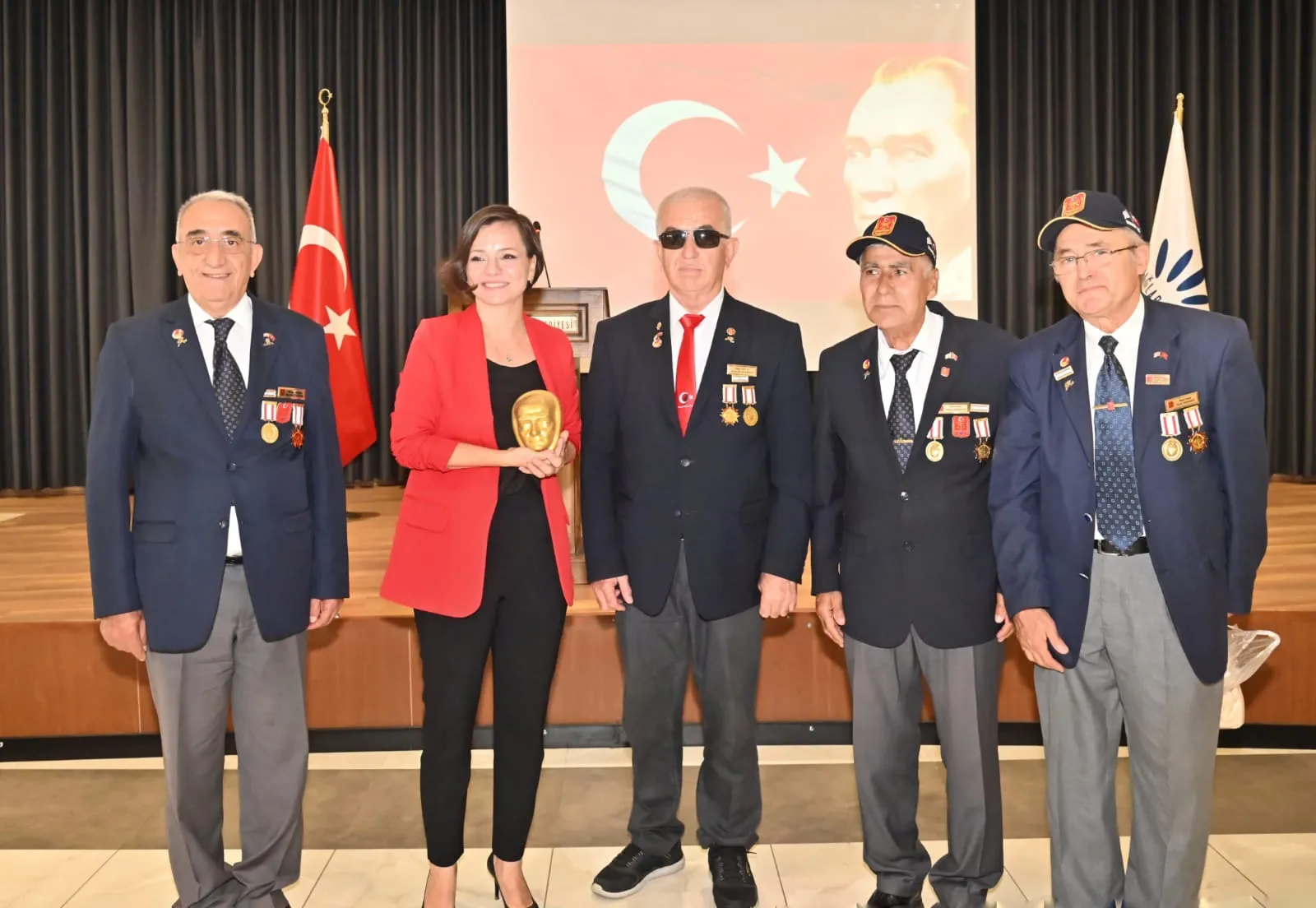  Karabağlar Belediye Başkanı Helil Kınay, 30 Ağustos Zafer Bayramı’nın 102. yılında ilçedeki şehit aileleri ve yakınlarıyla bir araya geldi.