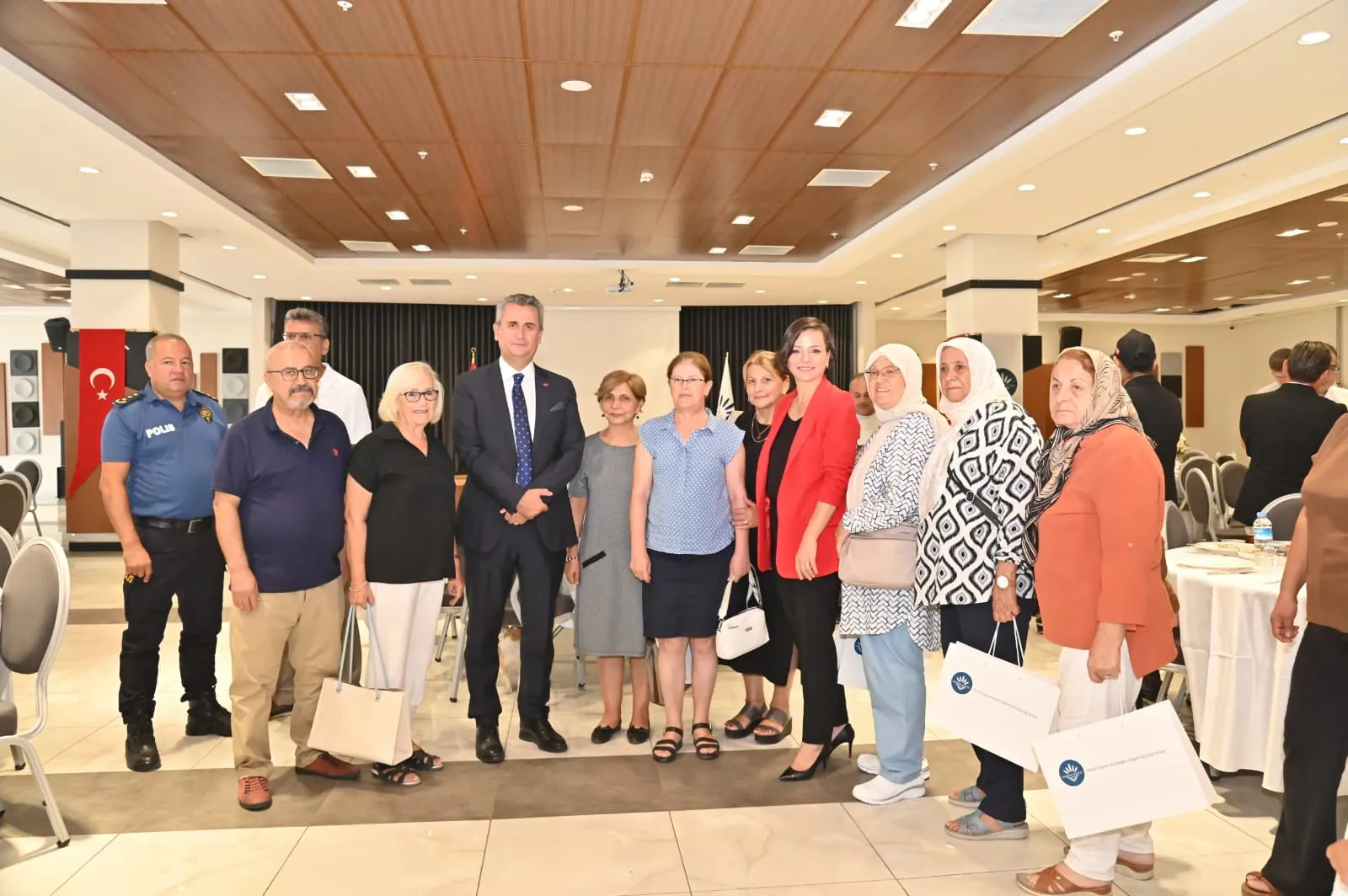  Karabağlar Belediye Başkanı Helil Kınay, 30 Ağustos Zafer Bayramı’nın 102. yılında ilçedeki şehit aileleri ve yakınlarıyla bir araya geldi.