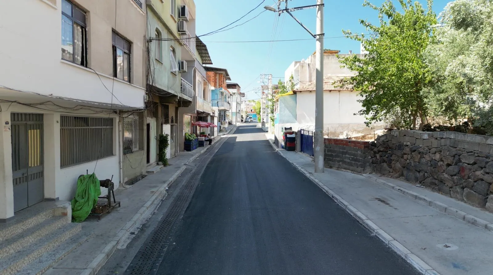 Bayraklı Belediyesi ve Büyükşehir Belediyesi ekipleri, ilçenin çeşitli noktalarında sürdürdüğü yol yenileme çalışmalarında önemli bir aşamaya geldi.