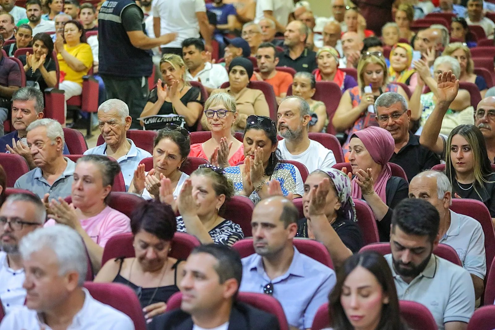 Bayraklı Belediye Başkanı İrfan Önal, vatandaşlarla doğrudan iletişim kurmak ve ilçenin sorunlarına çözüm bulmak amacıyla başlattığı halk buluşmalarına devam ediyor. 