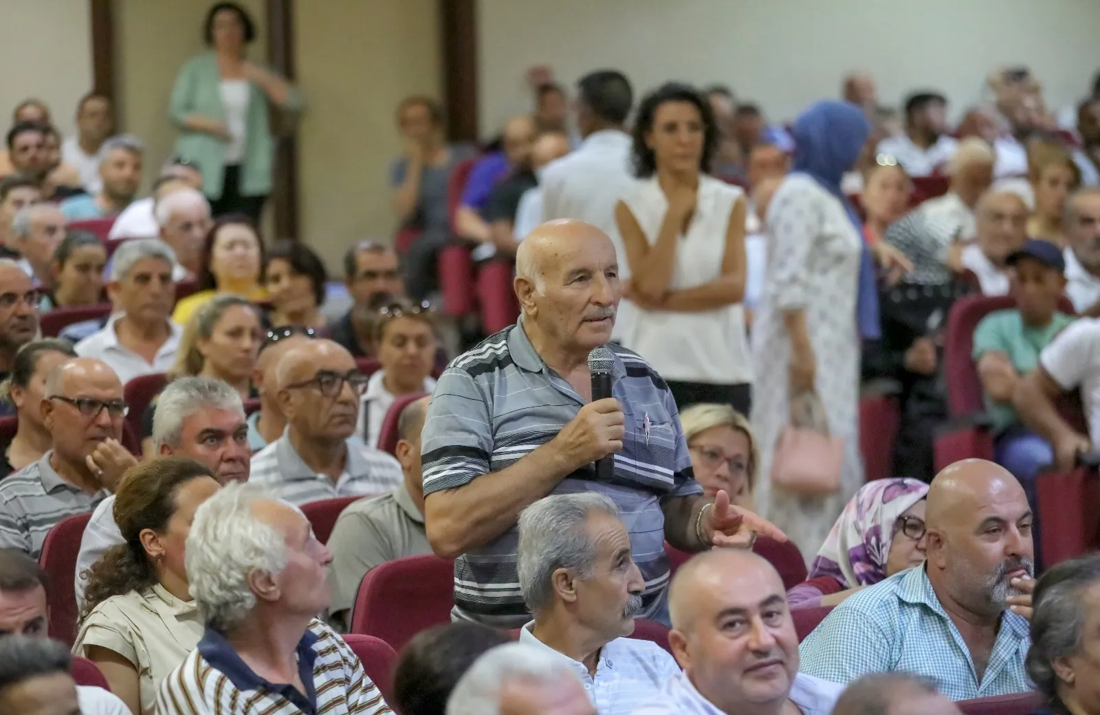 Bayraklı Belediye Başkanı İrfan Önal, vatandaşlarla doğrudan iletişim kurmak ve ilçenin sorunlarına çözüm bulmak amacıyla başlattığı halk buluşmalarına devam ediyor. 