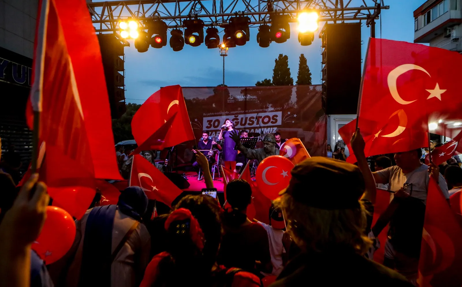 30 Ağustos Zafer Bayramı, Bayraklı'da Büyük Taarruz fotoğraf sergisi, Atatürk şarkıları ve Buşra Salepçioğlu konseriyle coşkuyla kutlandı. 