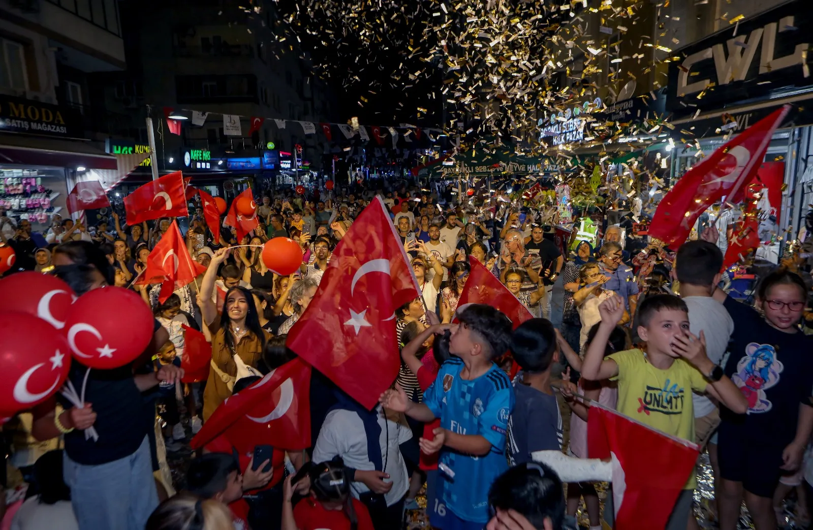 30 Ağustos Zafer Bayramı, Bayraklı'da Büyük Taarruz fotoğraf sergisi, Atatürk şarkıları ve Buşra Salepçioğlu konseriyle coşkuyla kutlandı. 