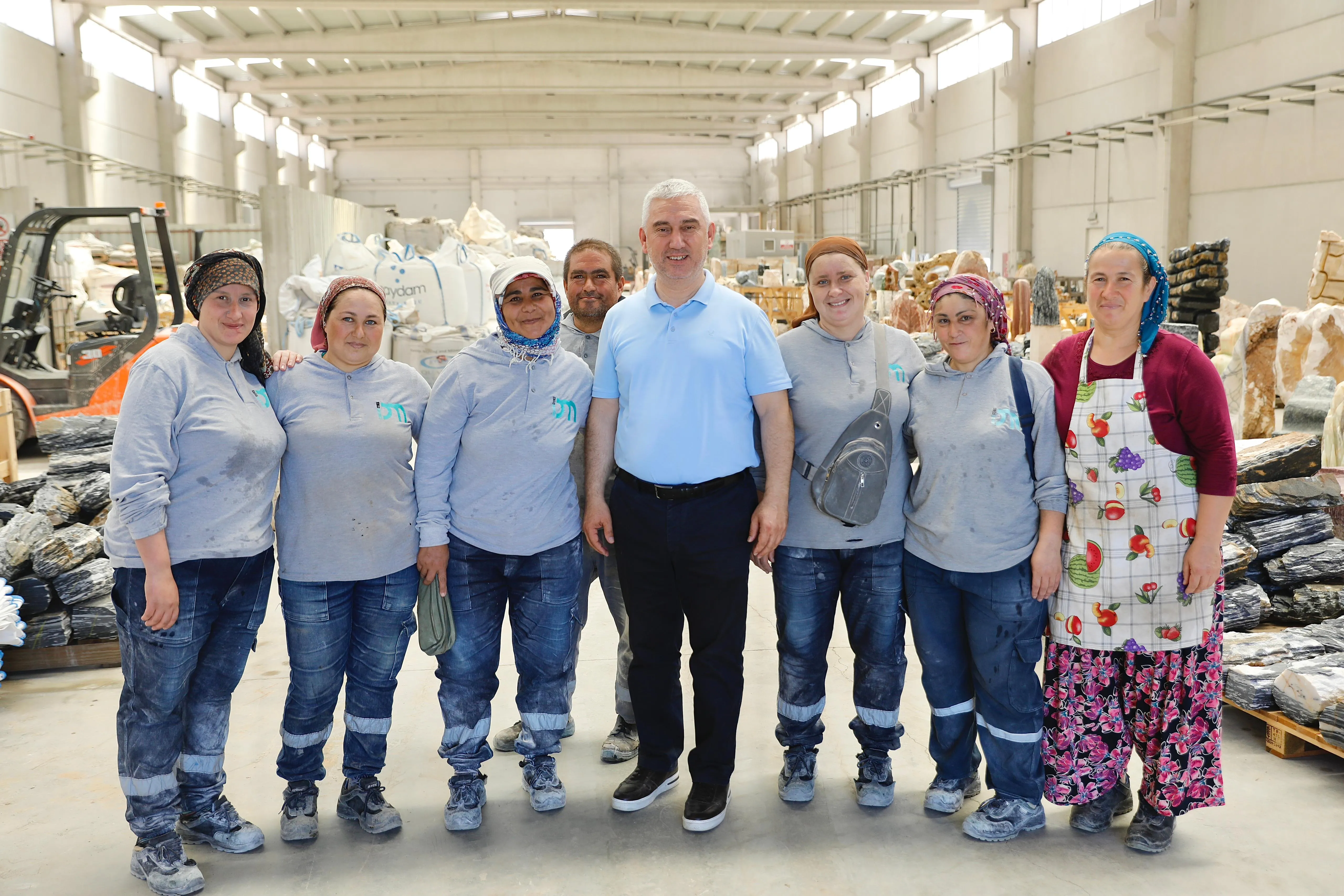 Bergama Belediye Başkanı Prof. Dr. Tanju Çelik, Bergama Organize Sanayi Bölgesi’nde faaliyet gösteren işletmeleri ziyaret ederek, üretim faaliyetleri hakkında bilgi aldı.