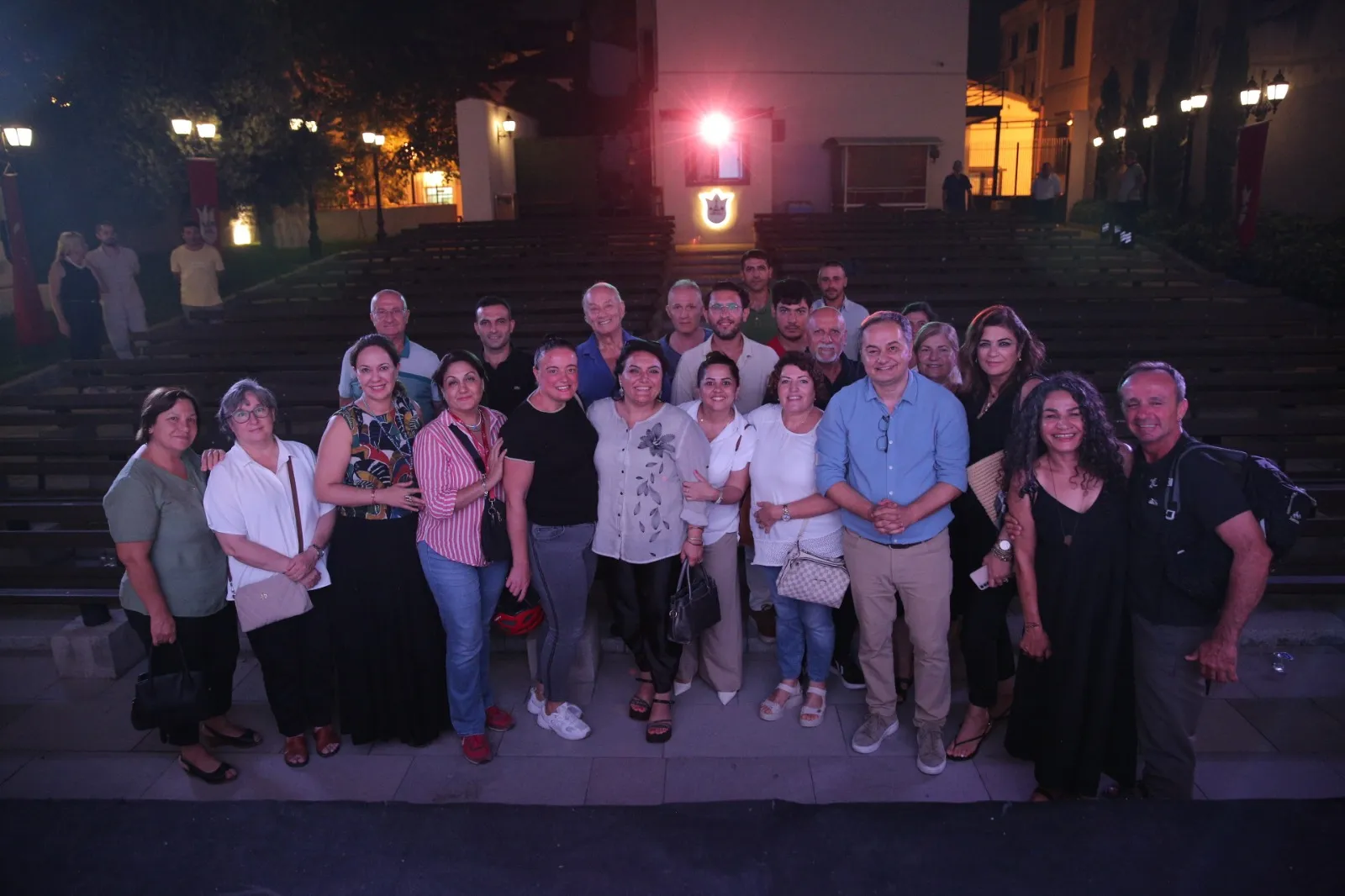 Türk tiyatrosunun usta ismi Müjdat Gezen'in hayatını anlatan "Bir Sevgi Belgeseli", İzmir'de büyük ilgi gördü. Belgesel gösteriminin ardından Müjdat Gezen, İzmir'e olan sevgisini dile getirdi.