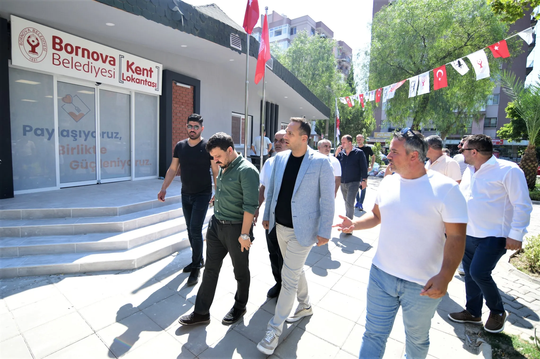 Bornova Belediyesi, sosyal belediyecilik anlayışıyla hayata geçirdiği Kent Lokantası projesiyle vatandaşlara uygun fiyatlı yemek hizmeti sunacak. 