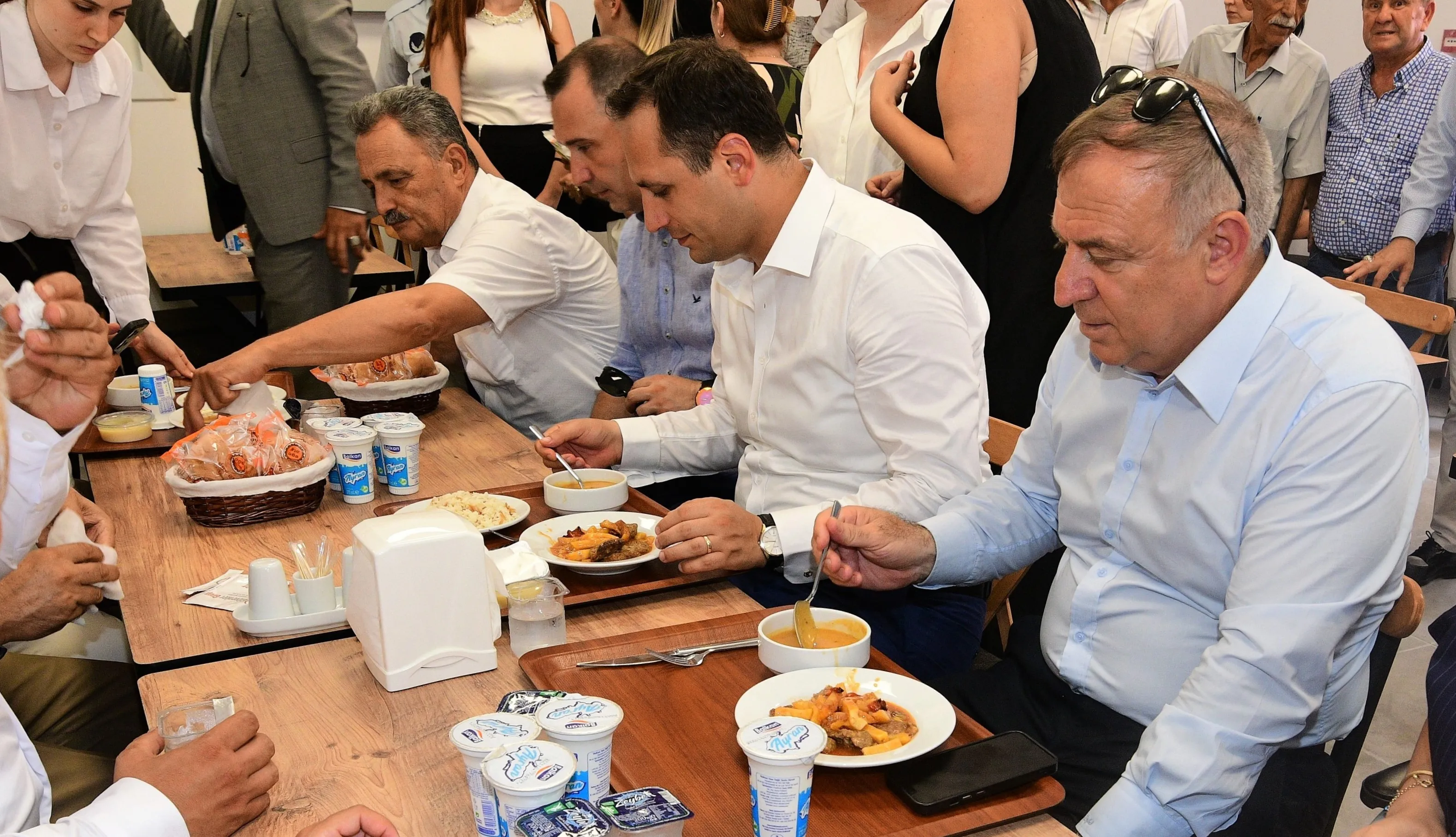 Bornova Belediyesi, sosyal belediyecilik anlayışıyla hayata geçirdiği Kent Lokantası projesiyle vatandaşlara uygun fiyatlı yemek hizmeti sunacak. 