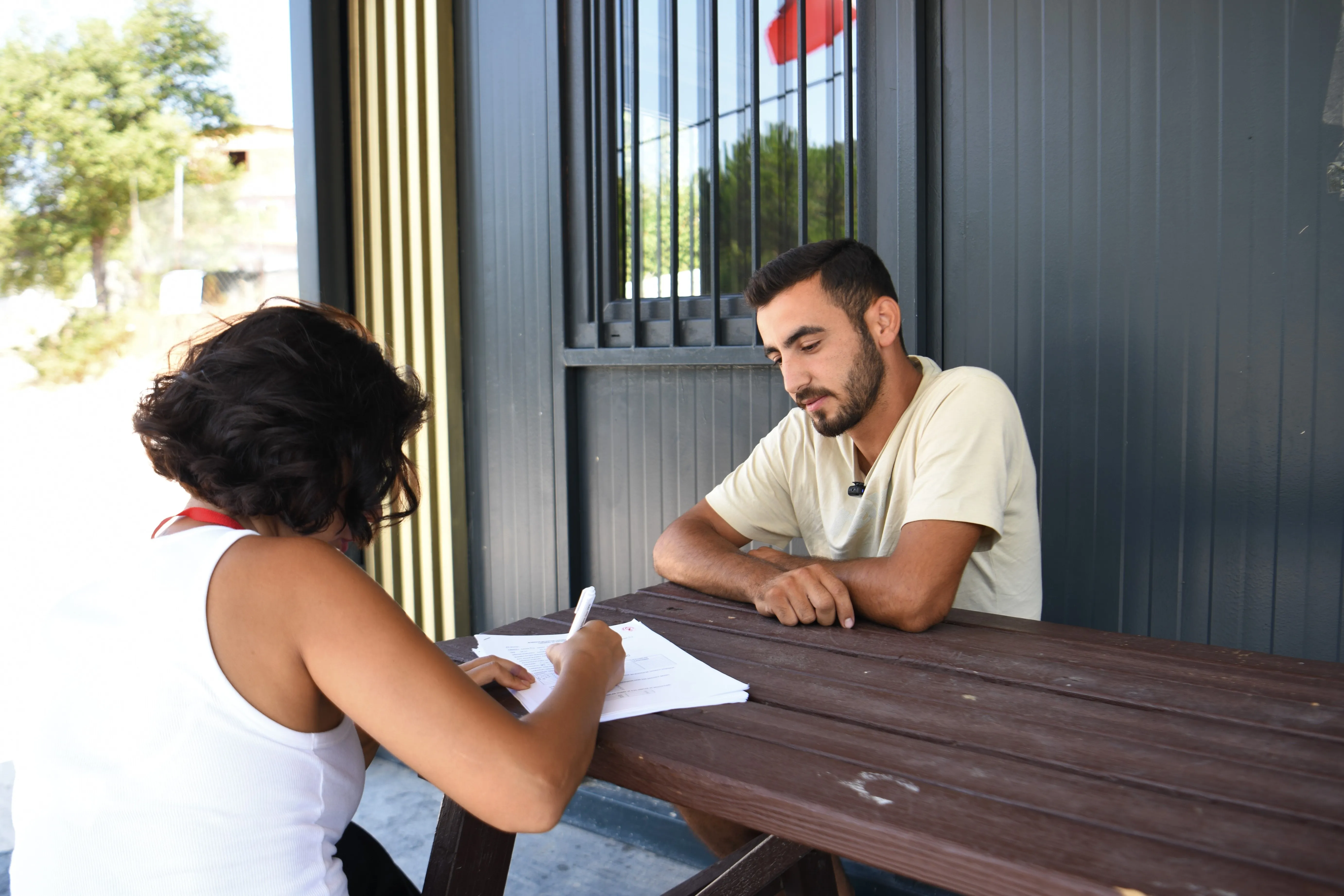 Bornova Belediyesi, 12 mahallede başlattığı anket çalışmasıyla vatandaşların ihtiyaçlarını belirleyerek, daha iyi hizmetler sunmayı hedefliyor.