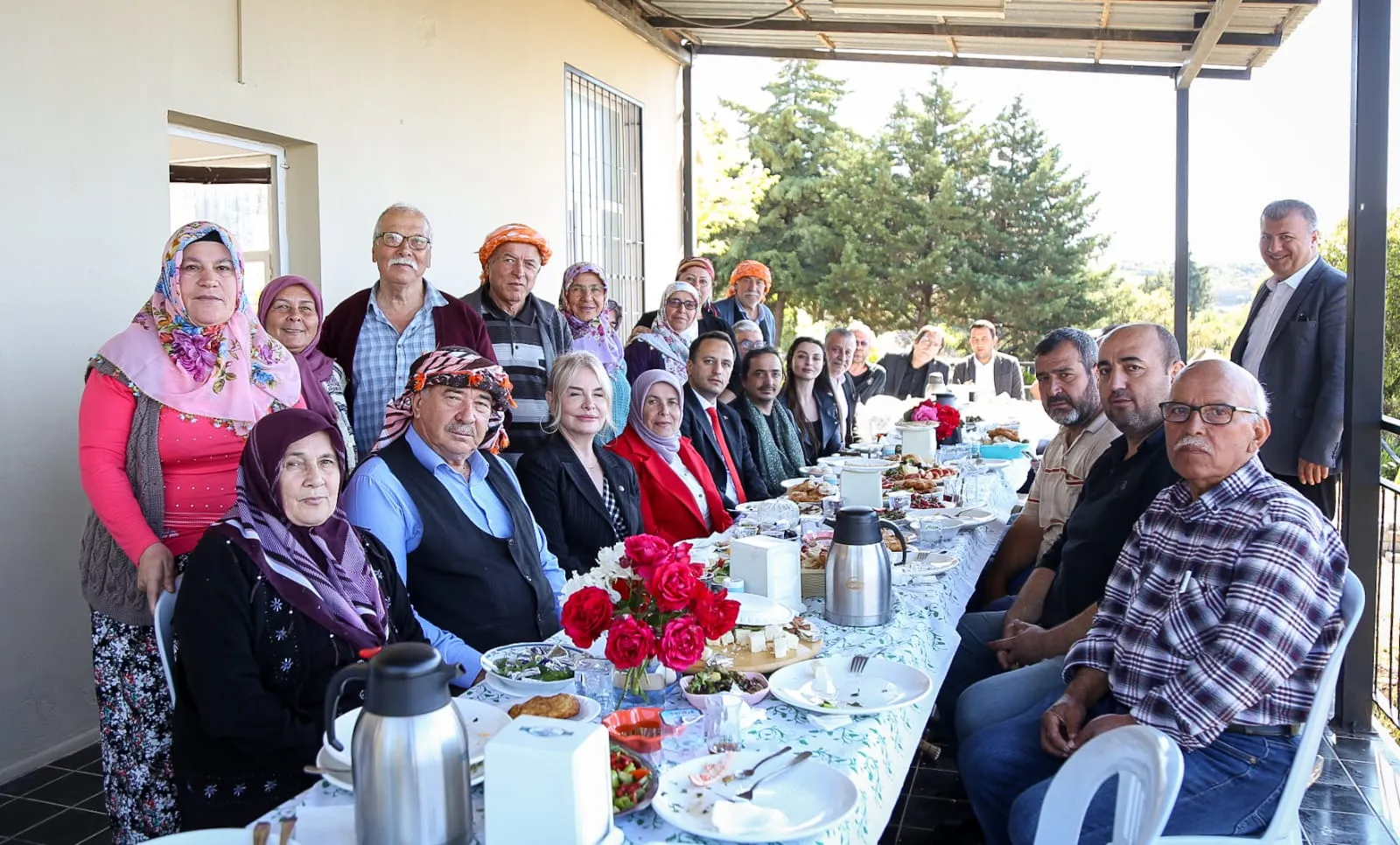 Bornova Belediyesi, 12 mahallede başlattığı anket çalışmasıyla vatandaşların ihtiyaçlarını belirleyerek, daha iyi hizmetler sunmayı hedefliyor.