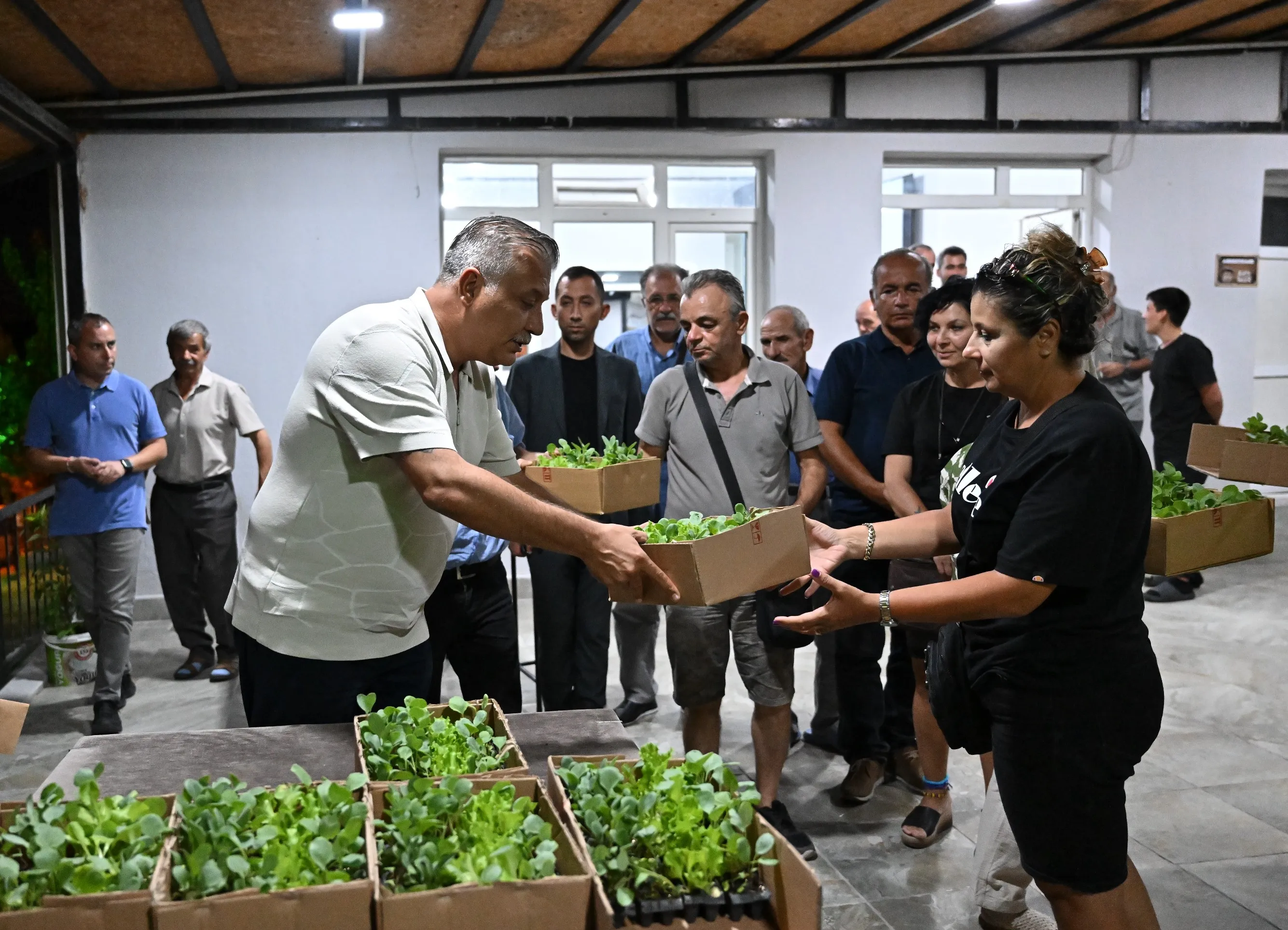 Bornova Belediyesi, tarımsal üretimi desteklemek amacıyla köylerde kış sebzesi yetiştirme eğitimleri düzenliyor. 