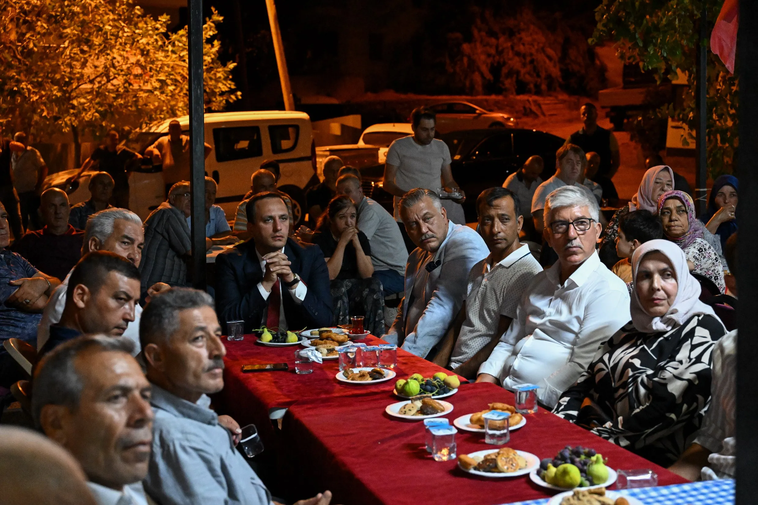 Bornova Belediyesi, yerel üretimi desteklemek ve gıda güvenliğini sağlamak amacıyla atalık tohumlarla yetiştirilen 120 bin fideyi ücretsiz olarak dağıttı. 