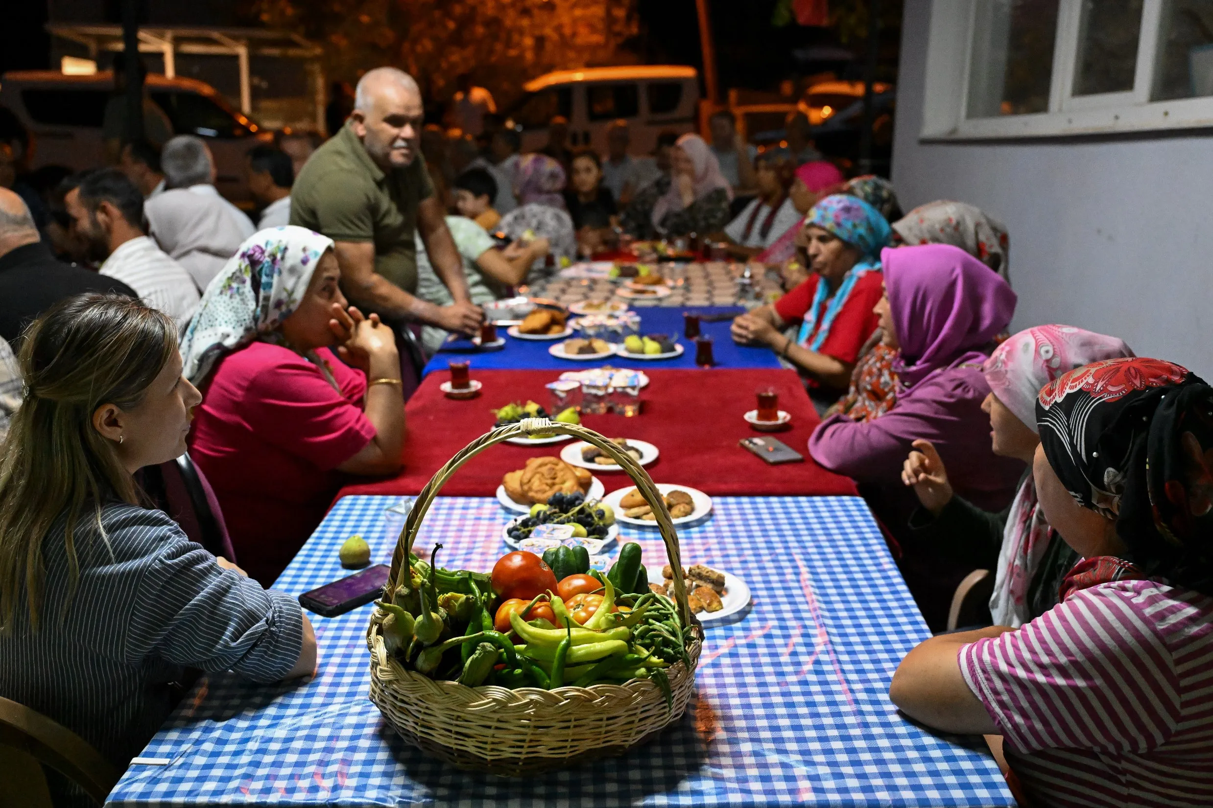 Bornova Belediyesi, yerel üretimi desteklemek ve gıda güvenliğini sağlamak amacıyla atalık tohumlarla yetiştirilen 120 bin fideyi ücretsiz olarak dağıttı. 