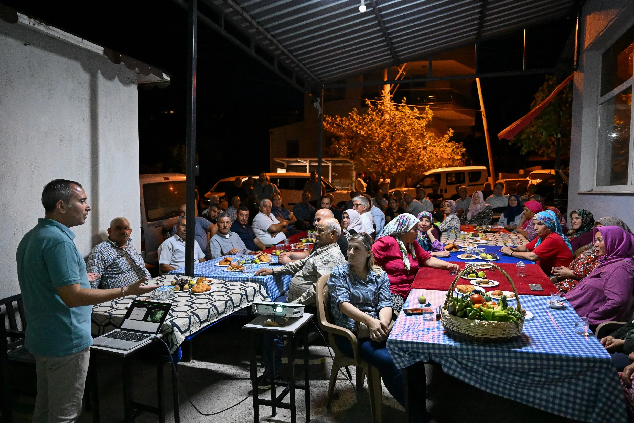 Bornova Belediyesi, yerel üretimi desteklemek ve gıda güvenliğini sağlamak amacıyla atalık tohumlarla yetiştirilen 120 bin fideyi ücretsiz olarak dağıttı. 