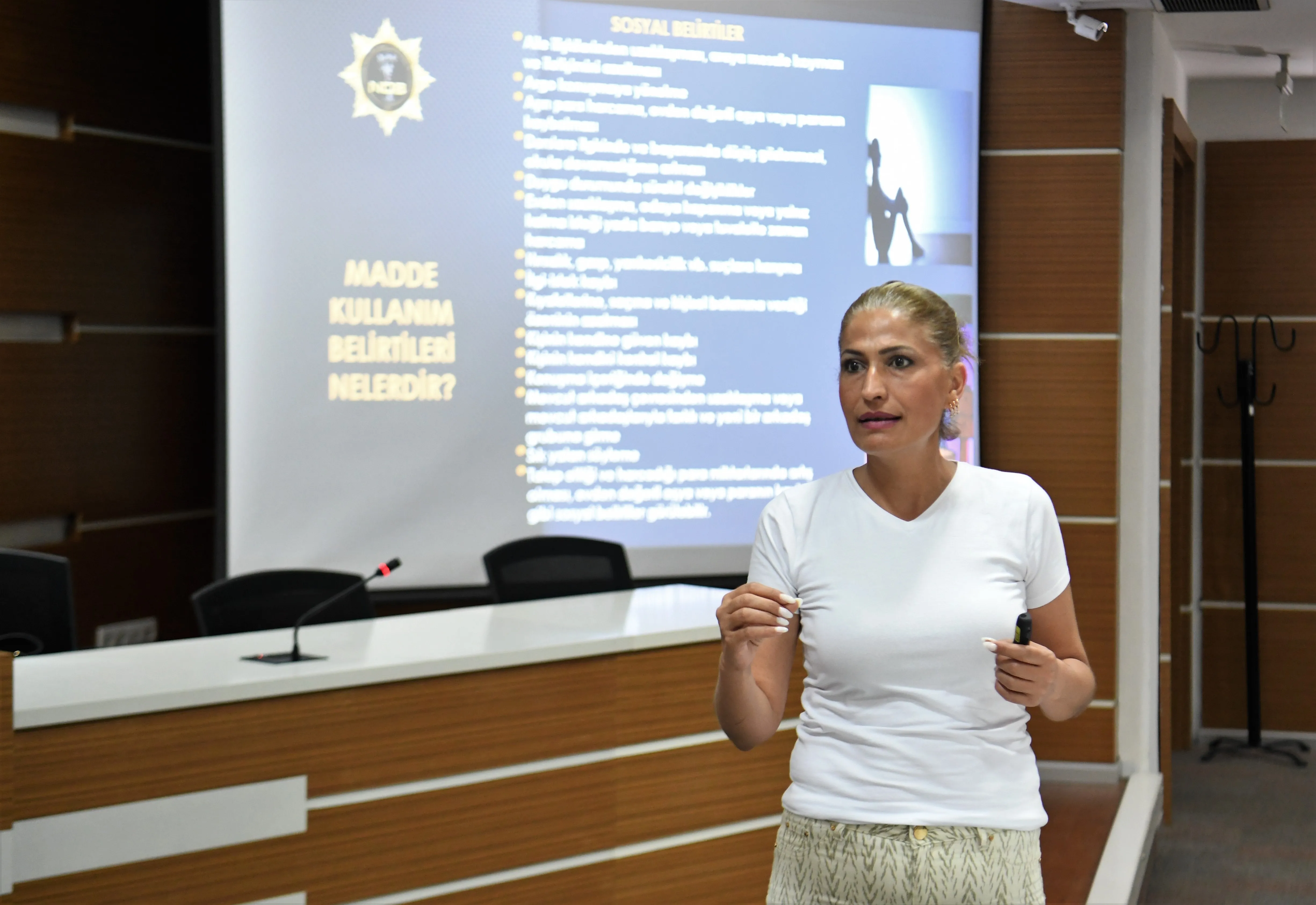 Bornova Belediyesi, uyuşturucuyla mücadele kapsamında düzenlediği seminerle belediye çalışanlarını bilinçlendirdi. Seminerde uyuşturucunun zararları ve mücadele yöntemleri ele alındı.