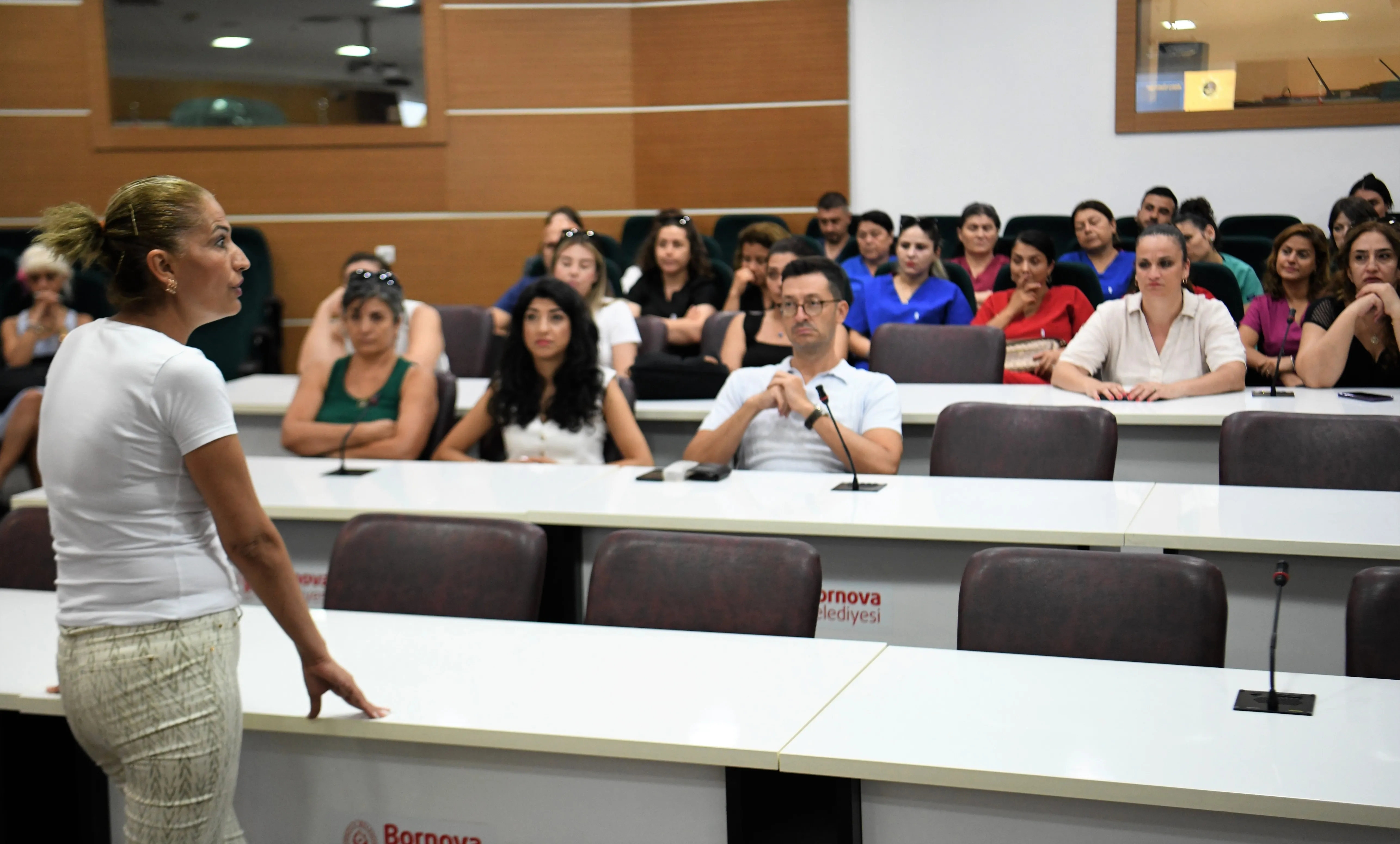 Bornova Belediyesi, uyuşturucuyla mücadele kapsamında düzenlediği seminerle belediye çalışanlarını bilinçlendirdi. Seminerde uyuşturucunun zararları ve mücadele yöntemleri ele alındı.