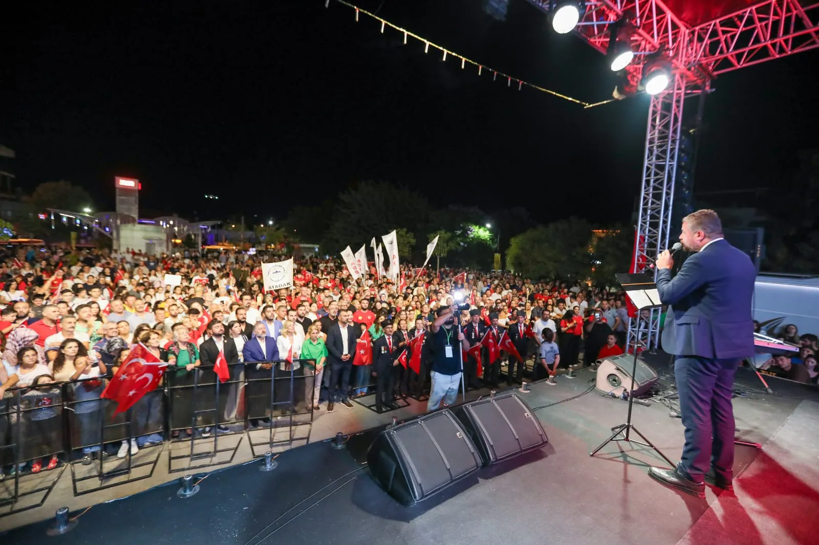 Buca, 30 Ağustos Zafer Bayramı'nı görkemli bir kutlama ile karşıladı. Zafer Korteji, konserler ve Belediye Başkanı Görkem Duman'ın konuşmasıyla coşku doruktaydı.