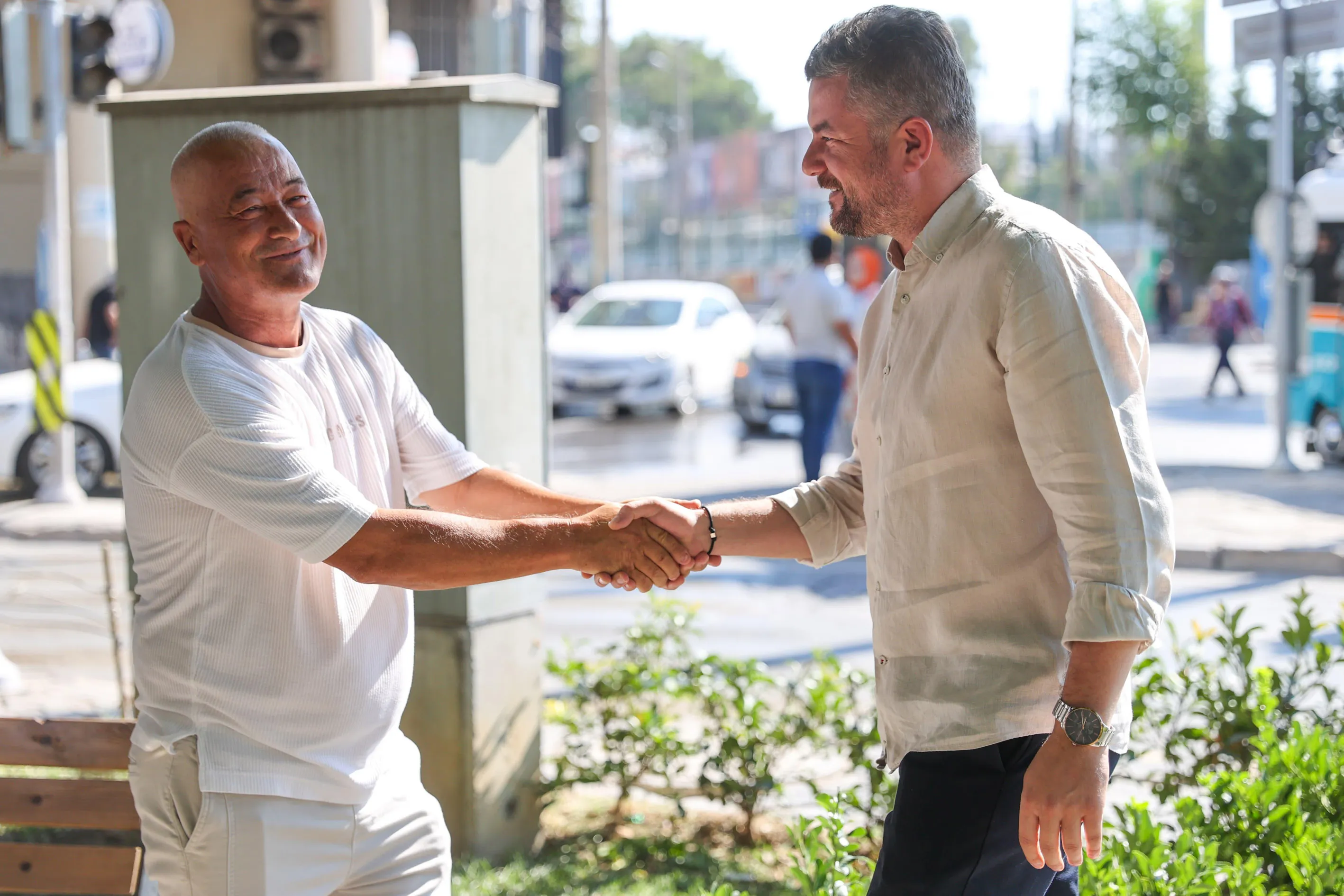 Çevik Bir Taksi Durağı ve 35 yıllık Onerler Kıraathanesi'ni ziyaret eden Duman, 2025 yılı itibarıyla Buca'da büyük yatırım projelerini hayata geçireceklerini belirtti.