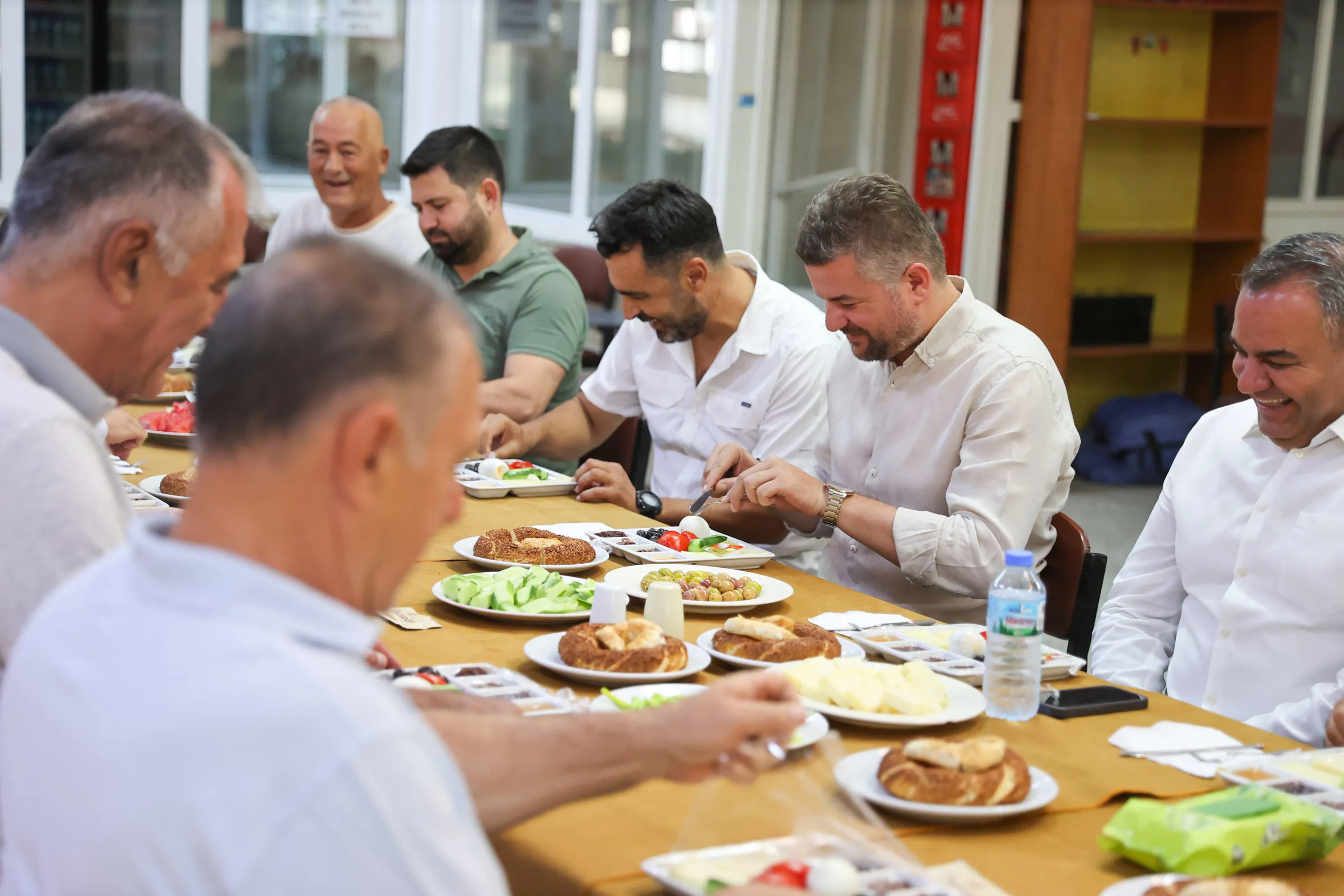 Çevik Bir Taksi Durağı ve 35 yıllık Onerler Kıraathanesi'ni ziyaret eden Duman, 2025 yılı itibarıyla Buca'da büyük yatırım projelerini hayata geçireceklerini belirtti.