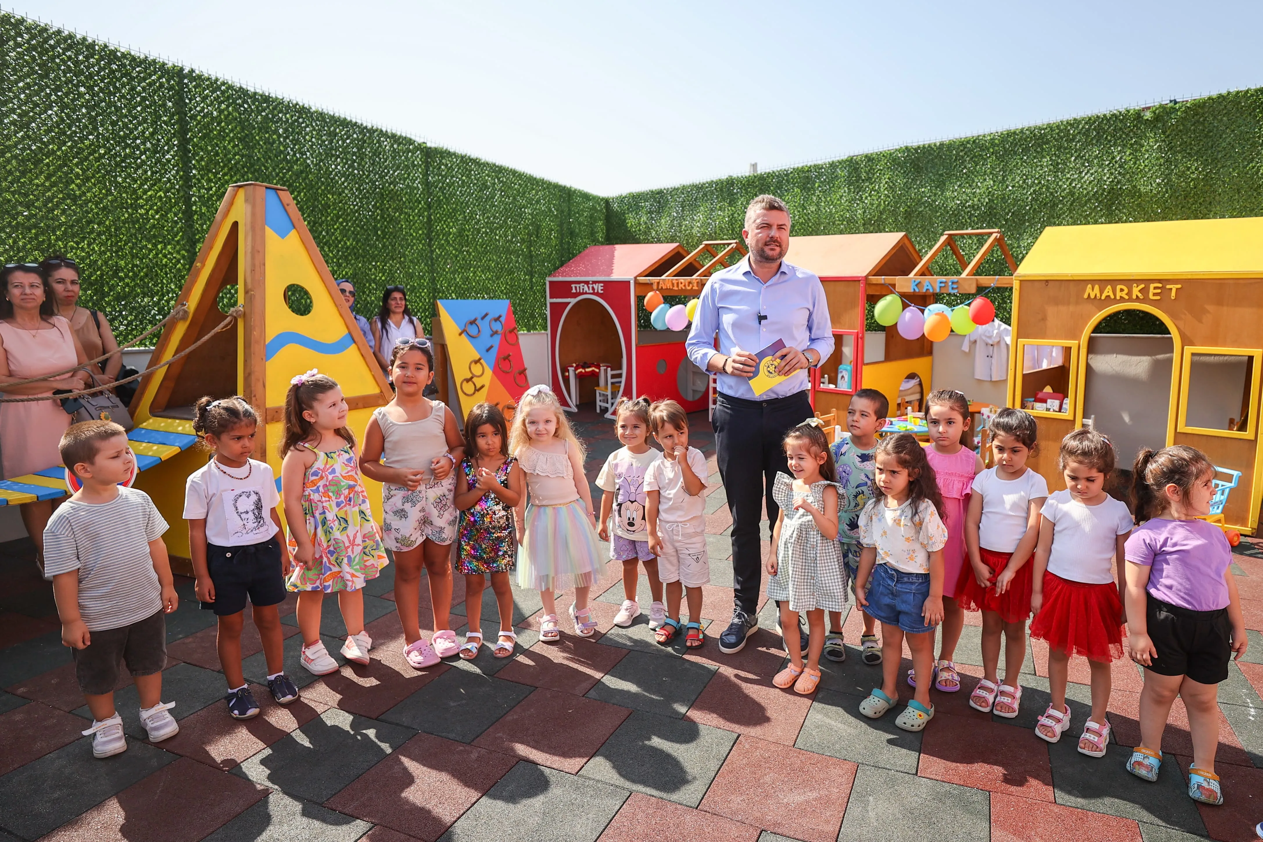 Buca Belediyesi'nin yenilediği Çınar Anaokulları, yeni eğitim dönemine kapılarını açtı. Başkan Görkem Duman, anaokullarında 250 öğrencinin eğitim göreceğini ve müfredatın yenilendiğini belirtti.