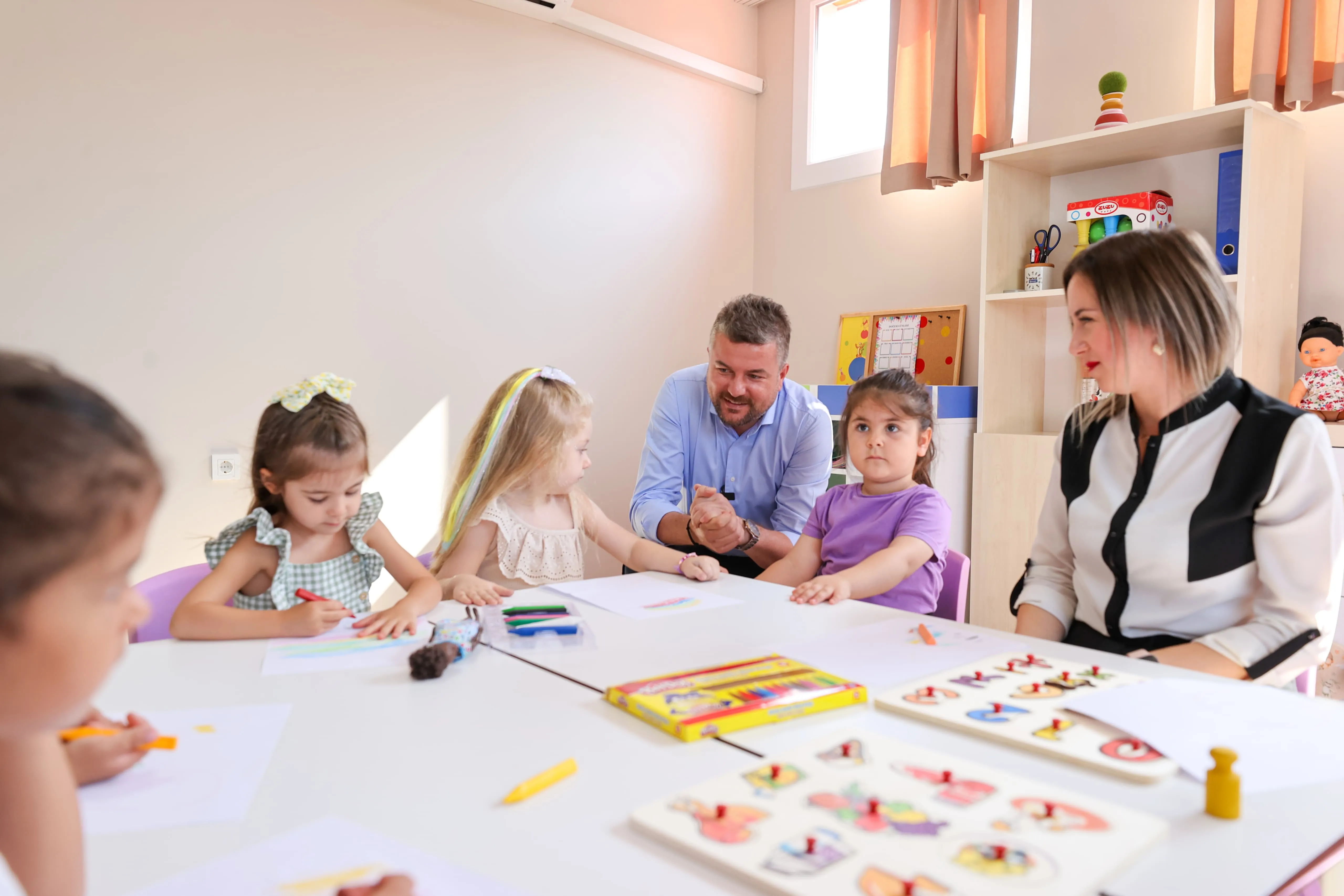 Buca Belediyesi'nin yenilediği Çınar Anaokulları, yeni eğitim dönemine kapılarını açtı. Başkan Görkem Duman, anaokullarında 250 öğrencinin eğitim göreceğini ve müfredatın yenilendiğini belirtti.