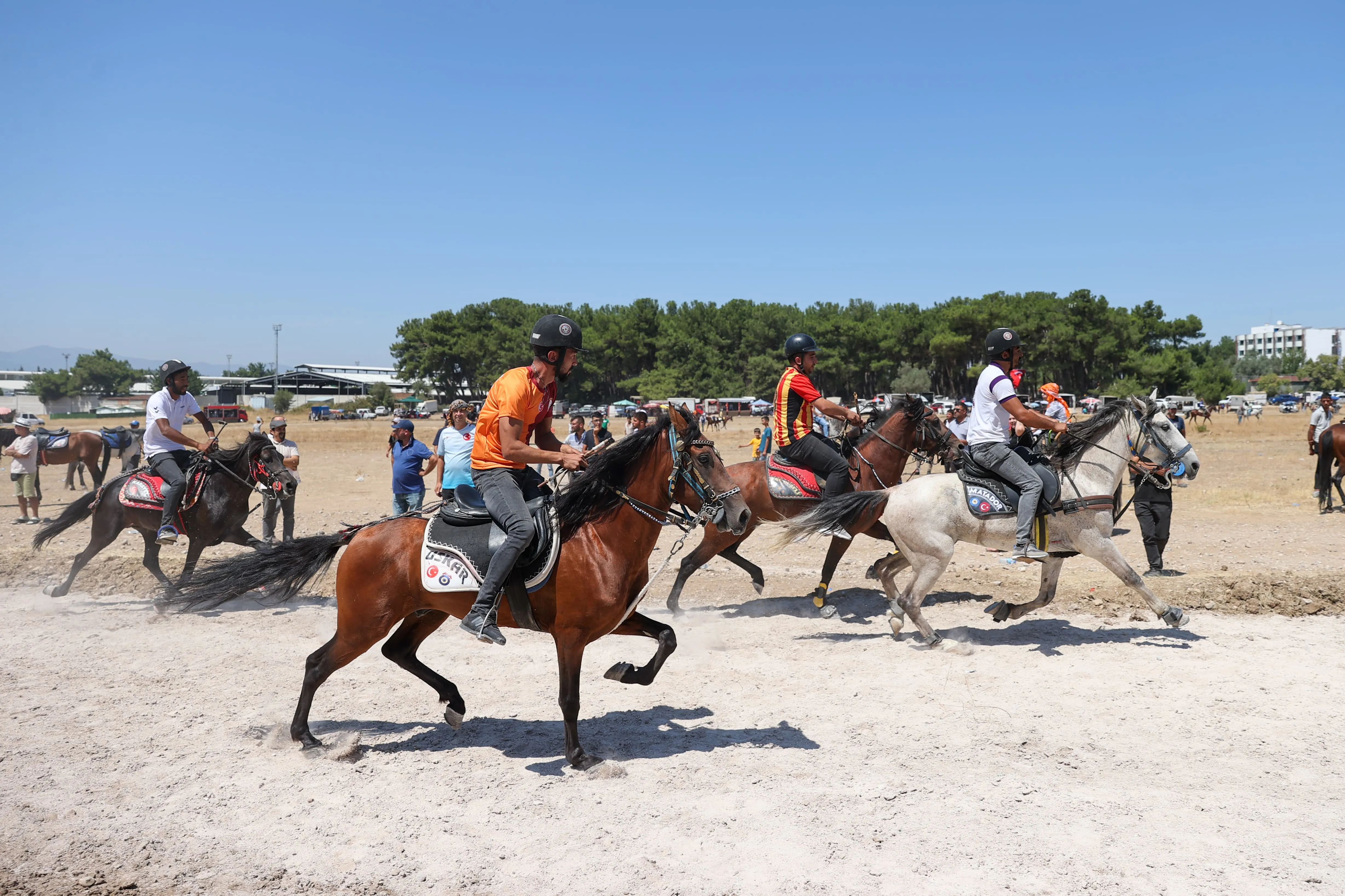 Buca'da düzenlenen 3. Geleneksel Rahvan At Yarışları, at severleri bir araya getirdi. Belediye Başkanı Görkem Duman, atçılığın kültürel önemine vurgu yaptı.