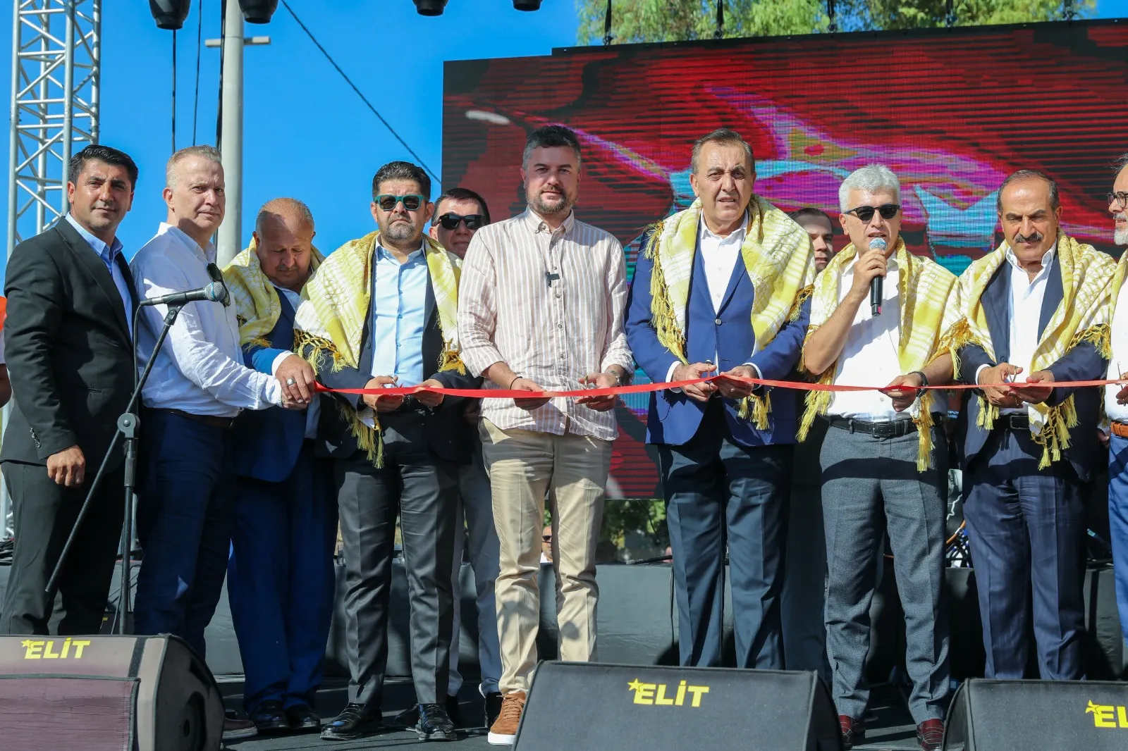 Buca'da düzenlenen Kırklar Kavun Festivali büyük ilgi gördü. Festivalde en iyi kavun yarışması yapıldı, yöresel sanatçılar sahne aldı ve üretici pazarı kuruldu. 