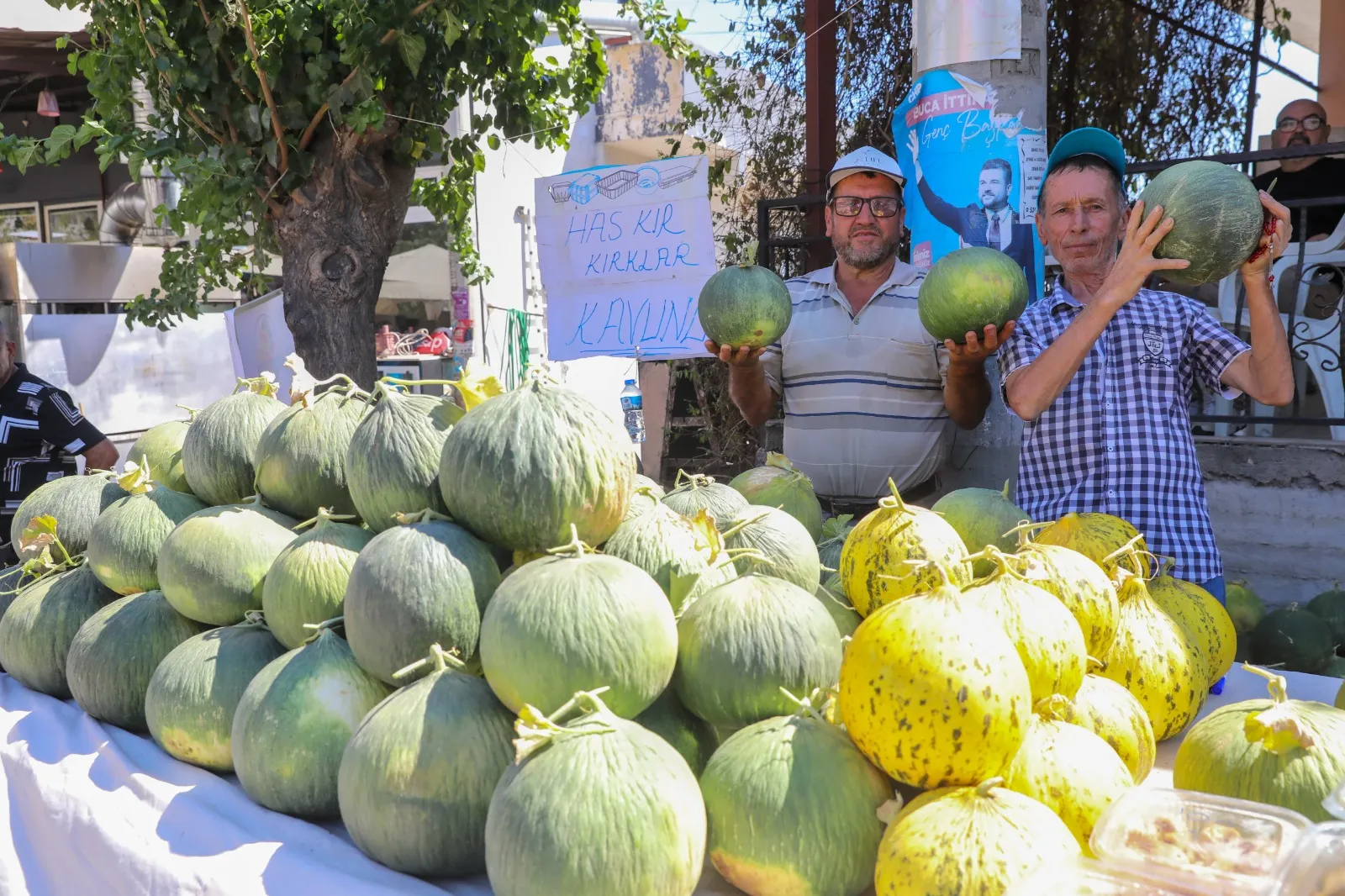 Buca'da düzenlenen Kırklar Kavun Festivali büyük ilgi gördü. Festivalde en iyi kavun yarışması yapıldı, yöresel sanatçılar sahne aldı ve üretici pazarı kuruldu. 