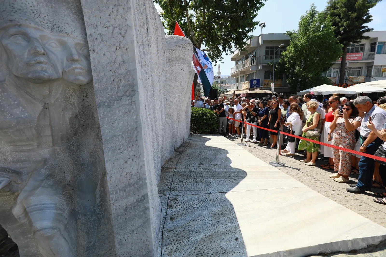 Efes Selçuk, Büyük Taarruz'un 102. yıl dönümünde tarihi bir ana tanıklık etti. Kurtuluş Yolu Anıtı'nda Atatürk'ün gölgesi yeniden doğarken, kalpler milli duygularla doldu.